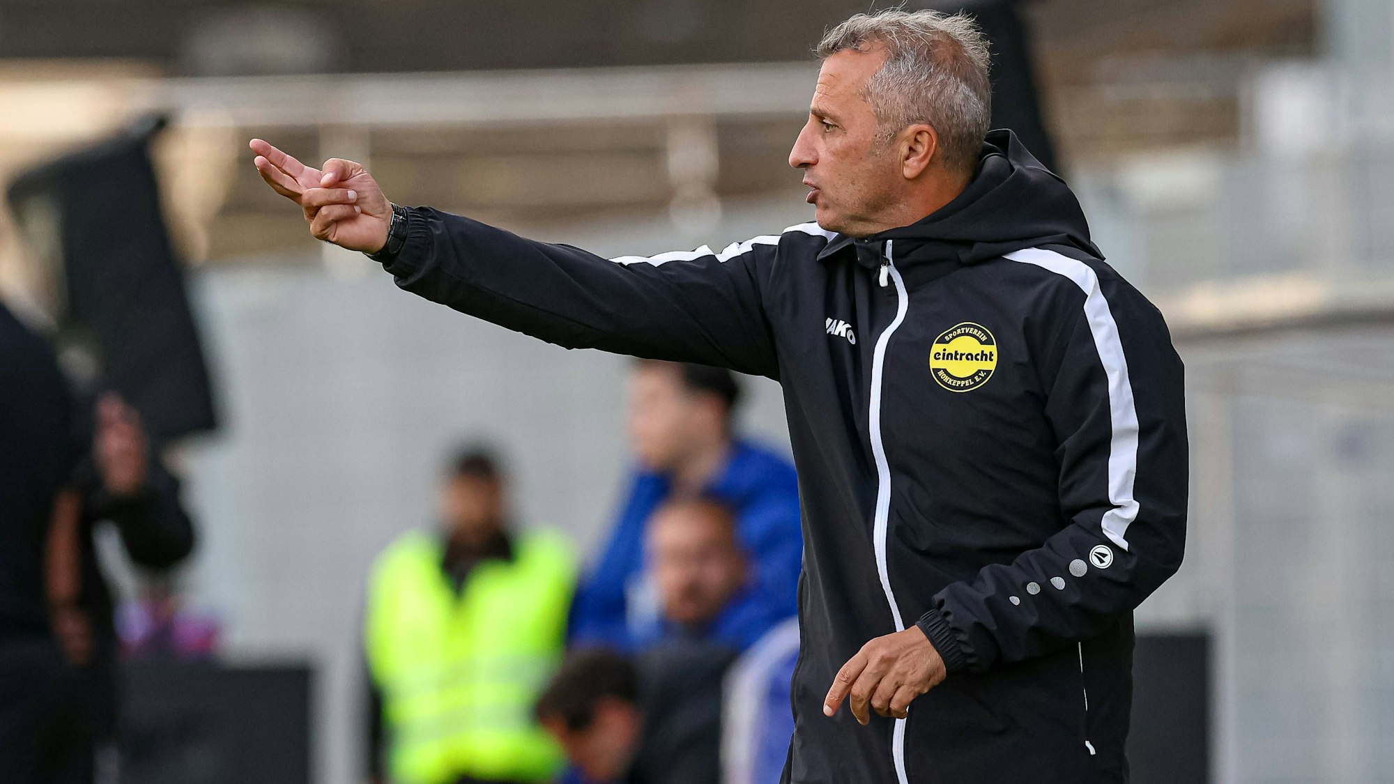 Hohkeppels Trainer Iraklis Metaxas gestikulierend am Spielfeldrand.