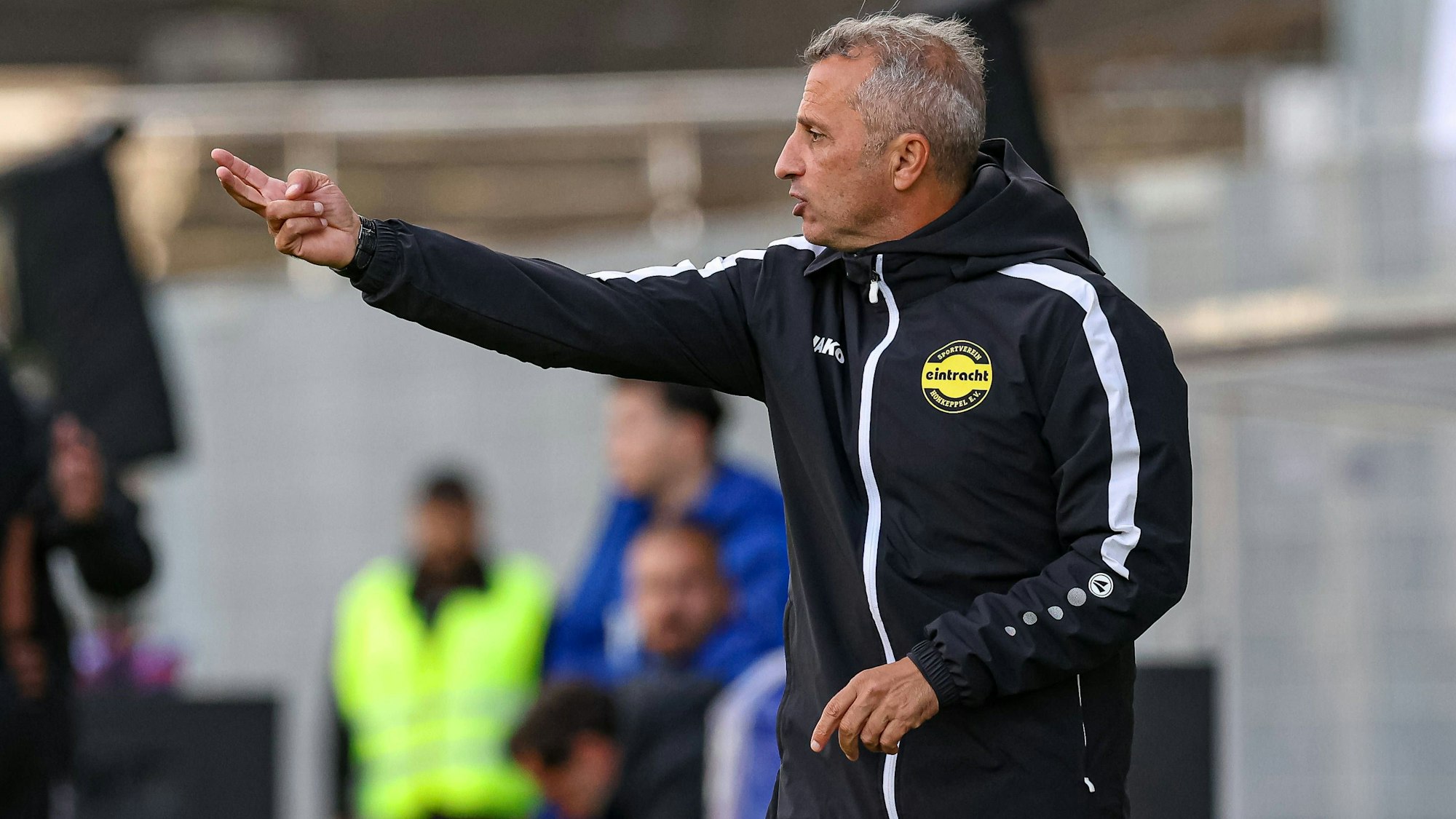 Trainer Iraklis Metaxas dirigiert seine Mannschaft vom Spielfeldrand.