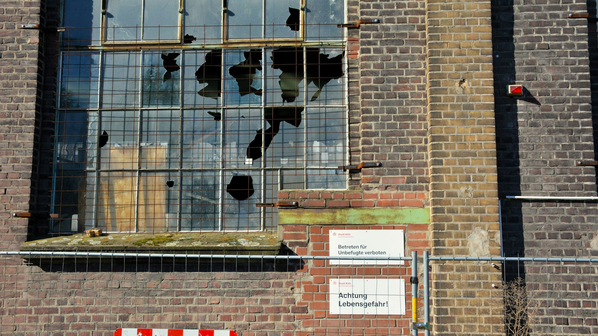 Die heruntergekommene Fassade der Hallen Kalk.