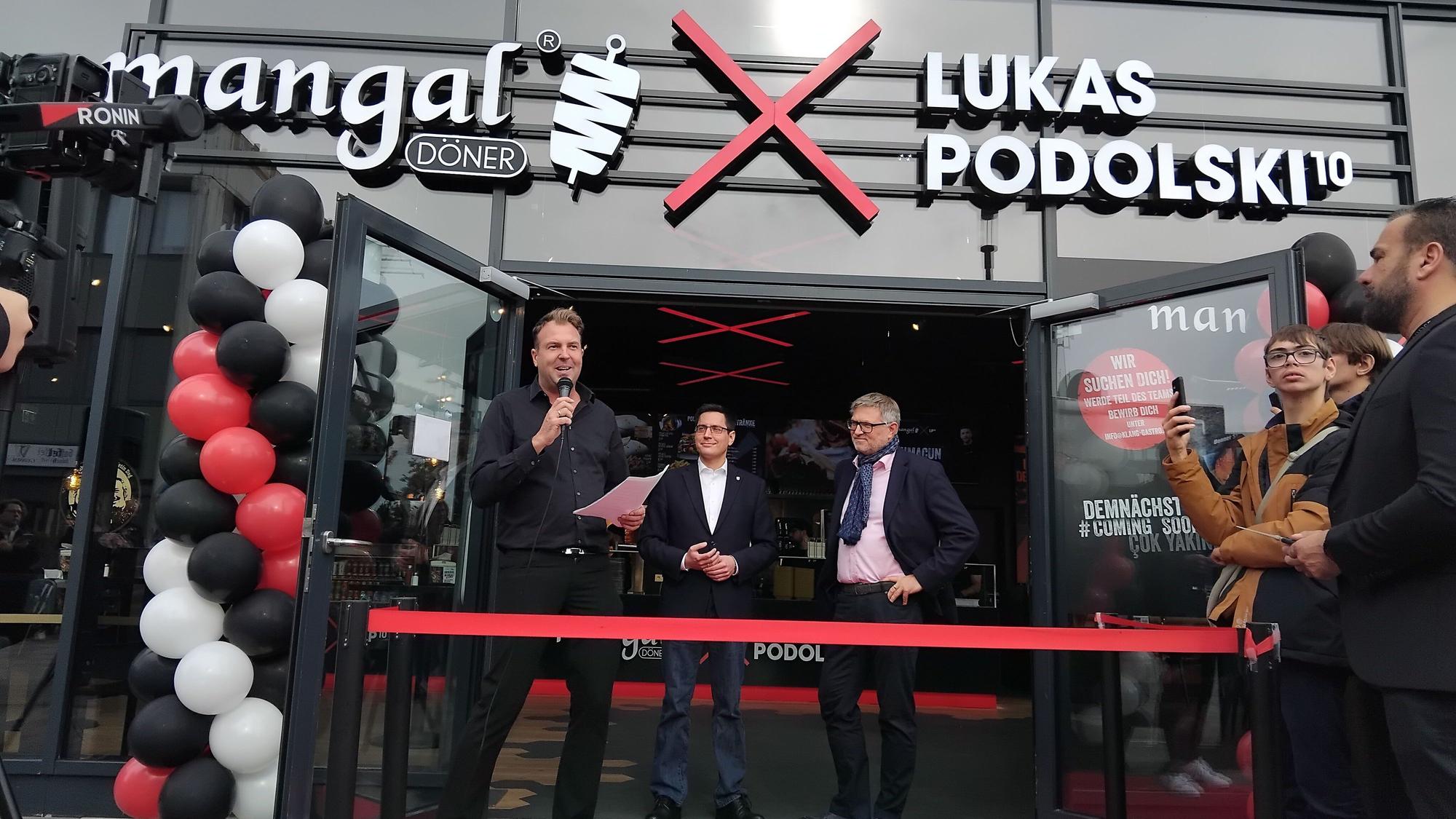 Im Huma in Sankt Augustin wurde eine neue Filiale von "Mangal-Döner" des ex-FC-Profis Lukas Podolski eröffnet. Filialleiter Pascal Frangenberg eröffnet die Filiale gemeinsam mit Bürgermeister Max Leitterstorf und Huma-Centermanager Nicolas Simmich (v.l.n.r.)