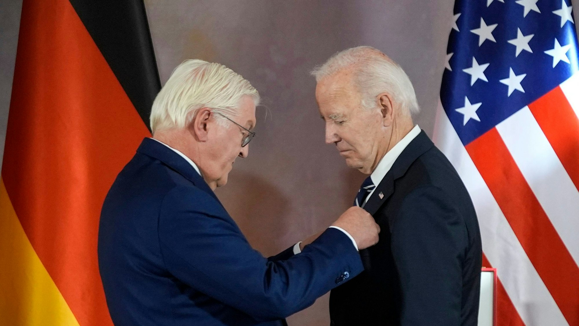 President Joe Biden wird im Schloss Bellevue von Bundespräsident Frank-Walter Steinmeier mit einer Sonderstufe des Großkreuzes des Verdienstordens ausgezeichnet.