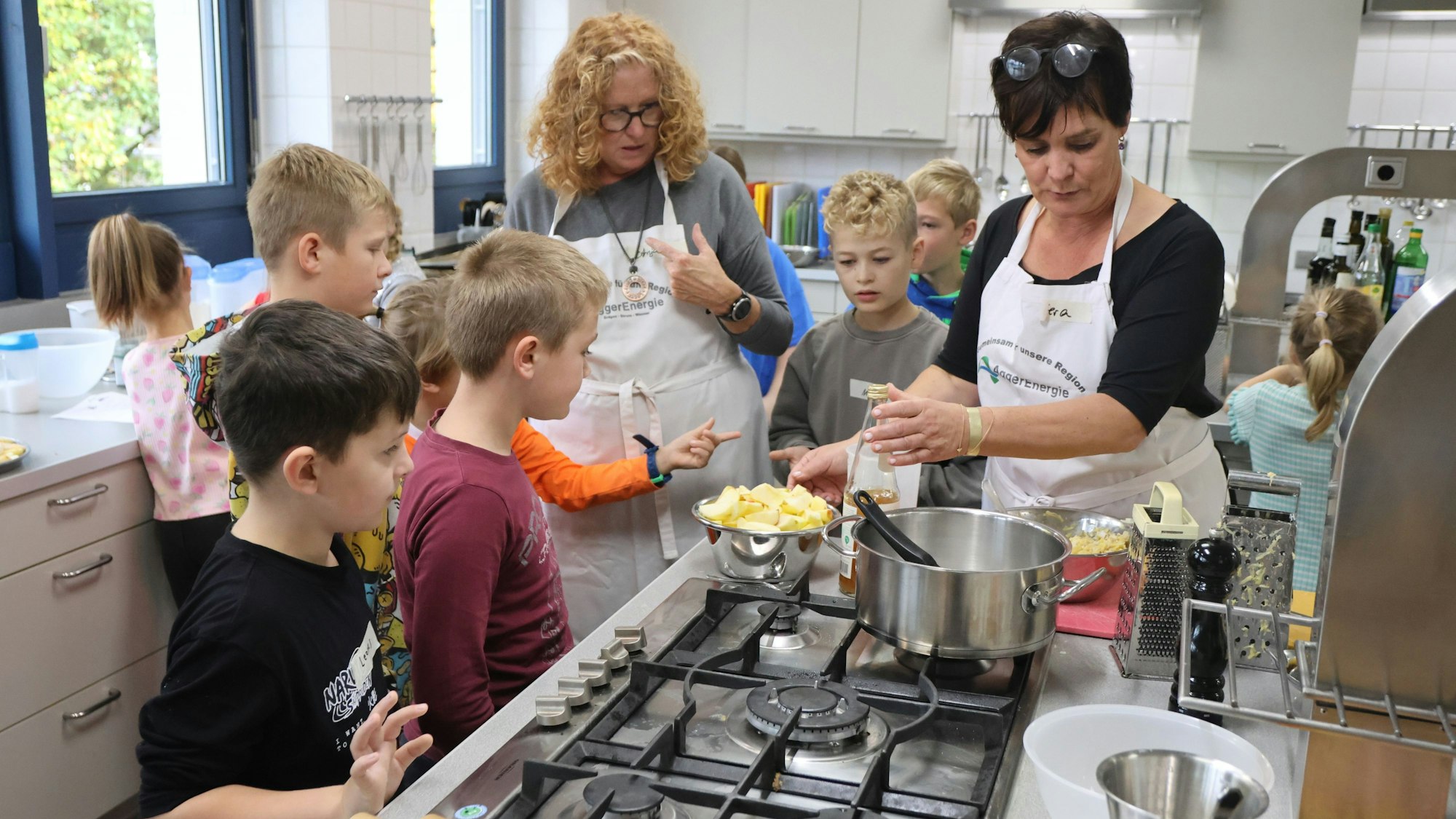 Kinder bei einem Kochkurs in einem Kochstudio.