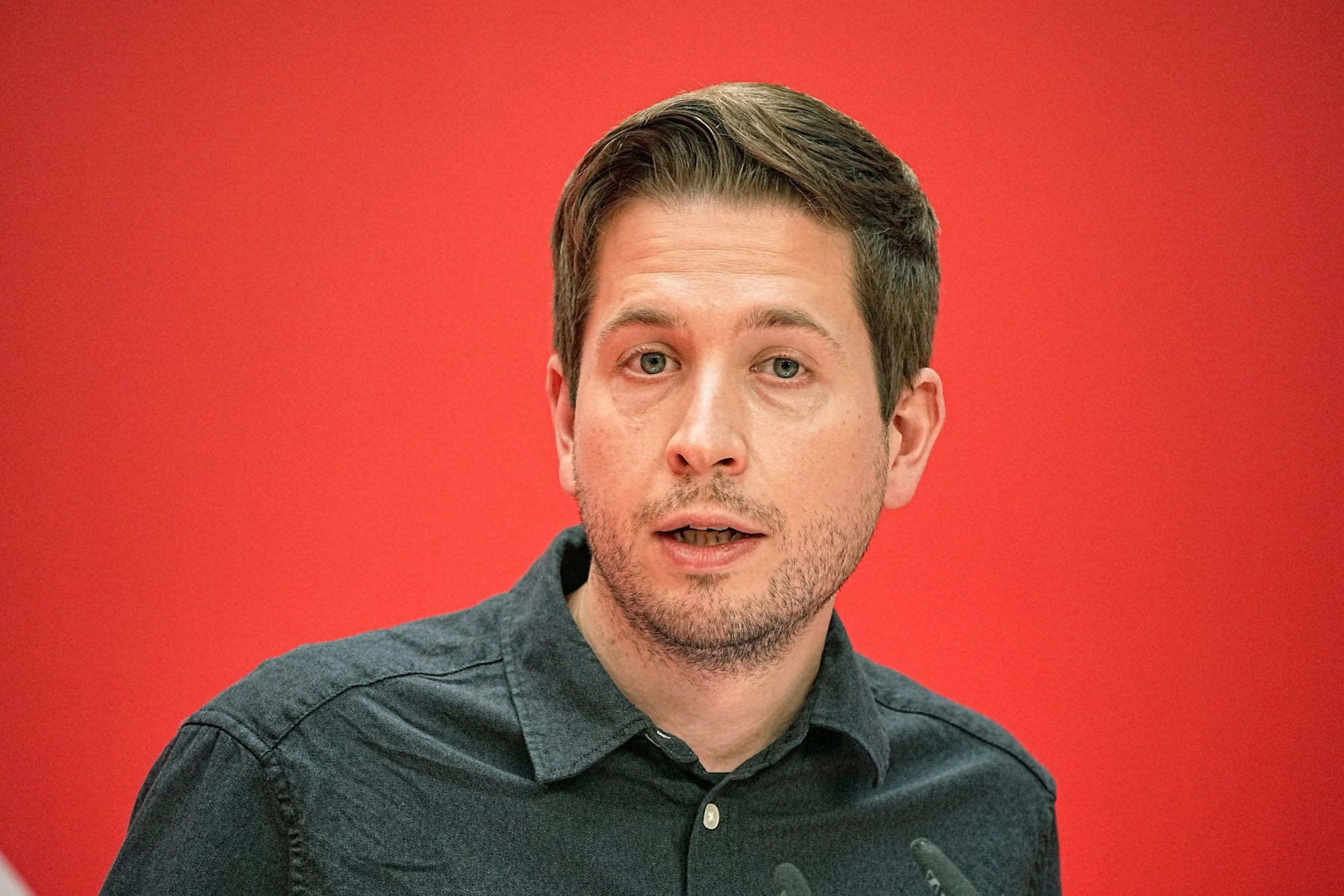 „Wir müssen beides fließend sprechen: Zahlen und Gefühle“, sagt Kevin Kühnert. Bei der Europawahl habe seine SPD das nicht geschafft.