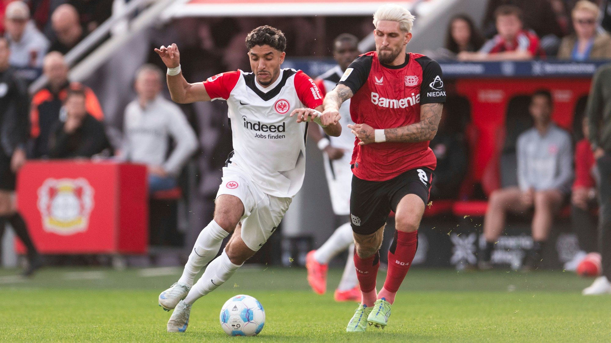 Packendes Duell der Torschützen: Robert Andrich (r) und Frankfurts Omar Marmoush kämpfen um den Ball.