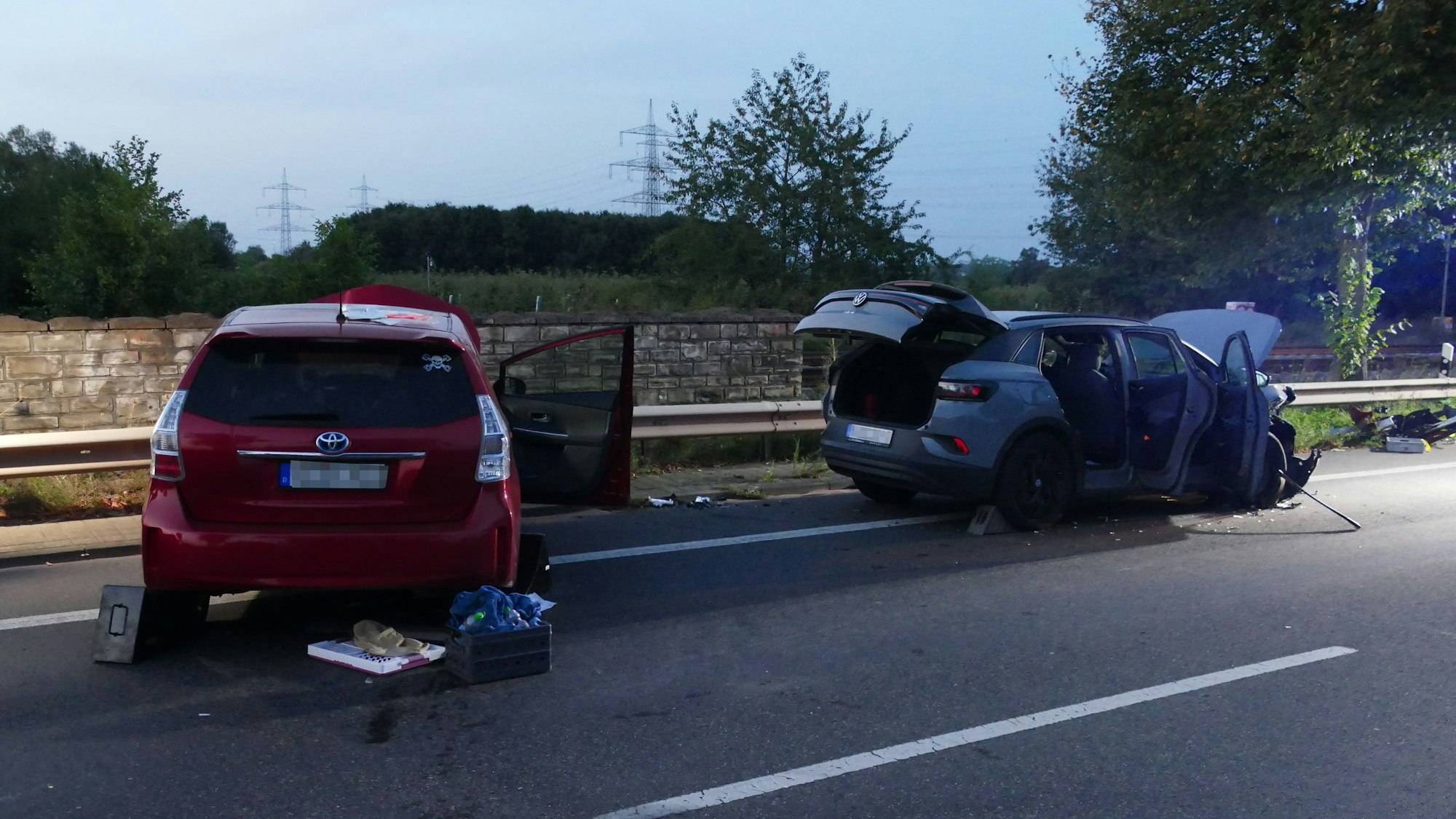 Zwei kaputte Autos stehen auf der Straße.