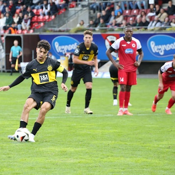 19.10.2024, xgrfx, Fussball 3.Liga, Viktoria Koeln - Borussia Dortmund U23 emspor, v.l. Tor, Ayman Azhil Borussia Dortmund U23 DFL/DFB REGULATIONS PROHIBIT ANY USE OF PHOTOGRAPHS as IMAGE SEQUENCES and/or QUASI-VIDEO Koeln *** 19 10 2024, xgrfx, Fussball 3 Liga, Viktoria Koeln Borussia Dortmund U23 emspor, v l Tor, Ayman Azhil Borussia Dortmund U23 DFL DFB REGULATIONS PROHIBIT ANY USE OF PHOTOGRAPHS as IMAGE SEQUENCES and or QUASI VIDEO Koeln