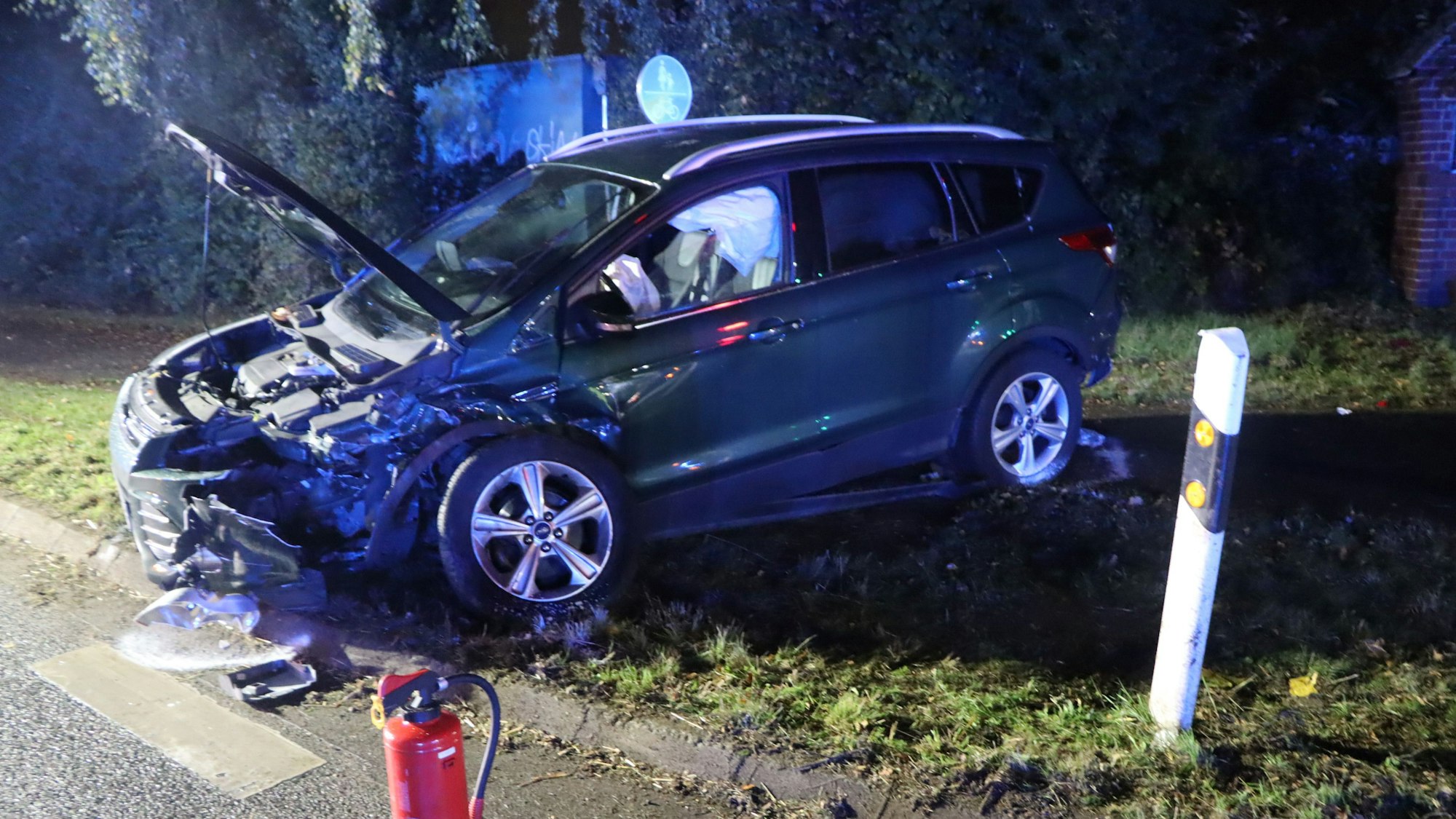 Ein Wagen steht nach einem Unfall auf einer Kreuzung.