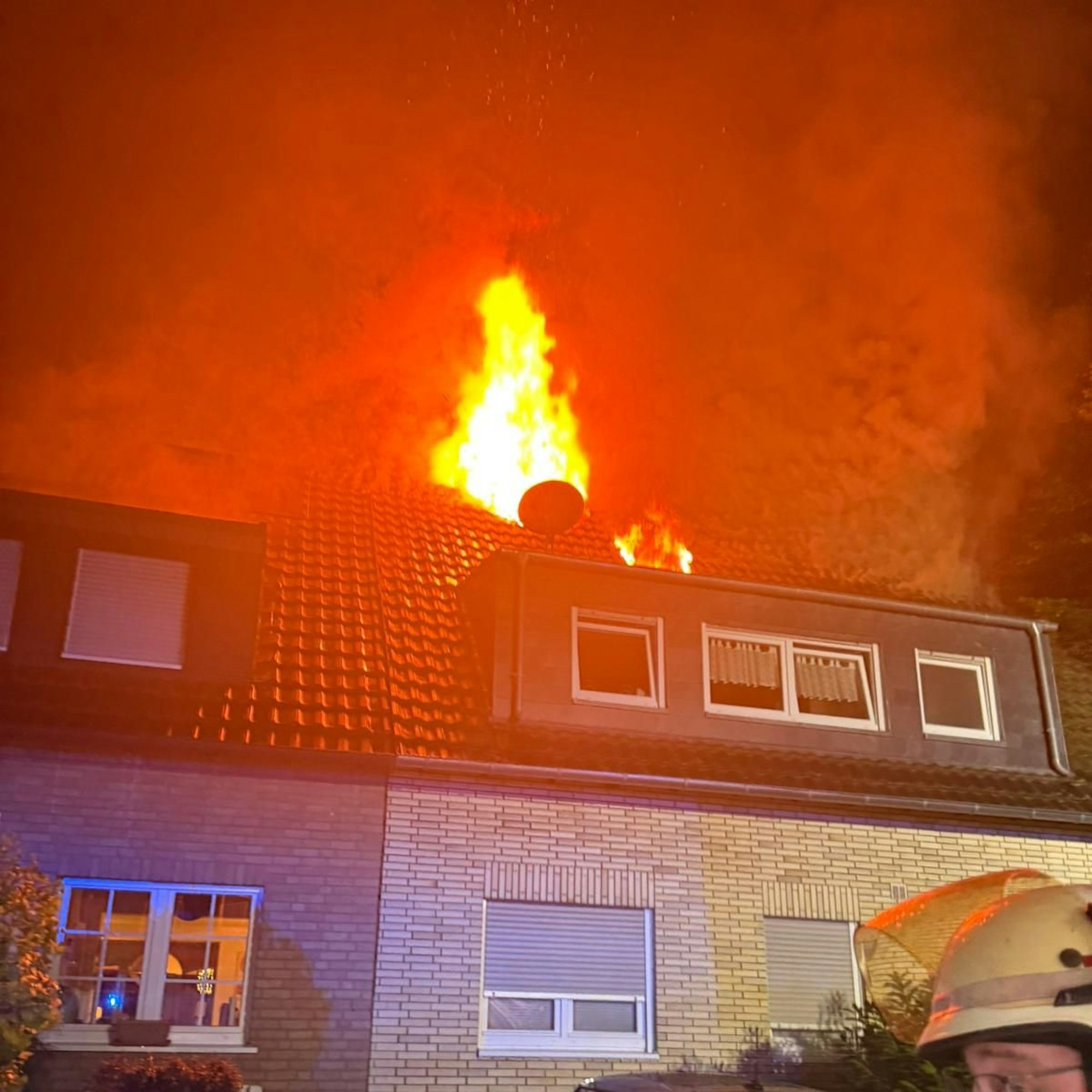 In Hürth hat ein Haus gebrannt, Flammen schlagen aus dem Dachstuhl.