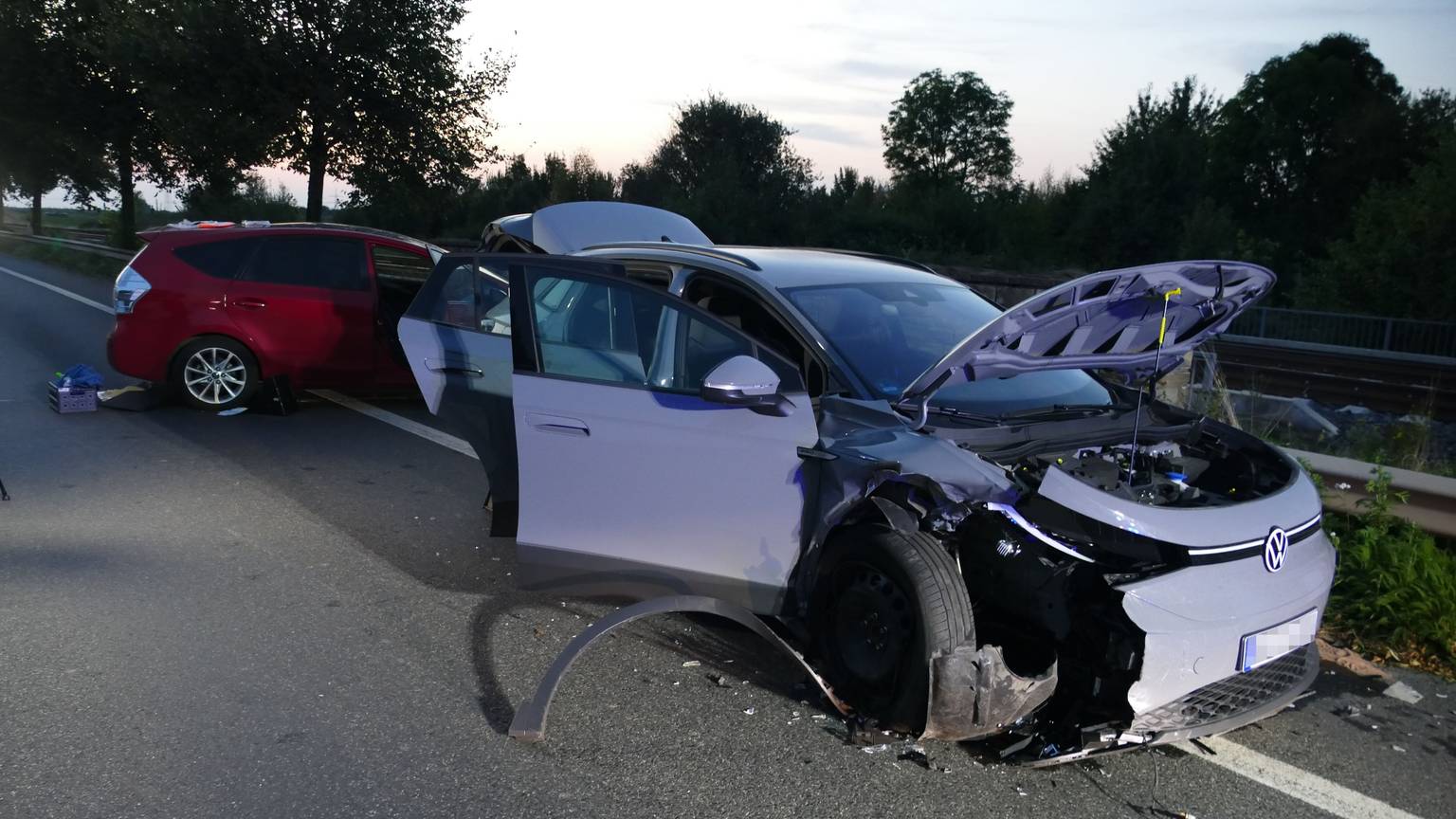 Zwei kaputte Autos stehen auf der Straße.