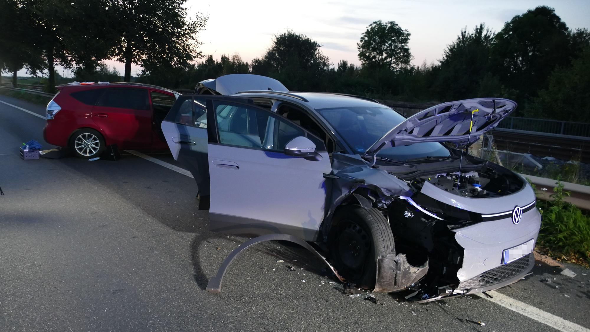Zwei kaputte Autos stehen auf der Straße.