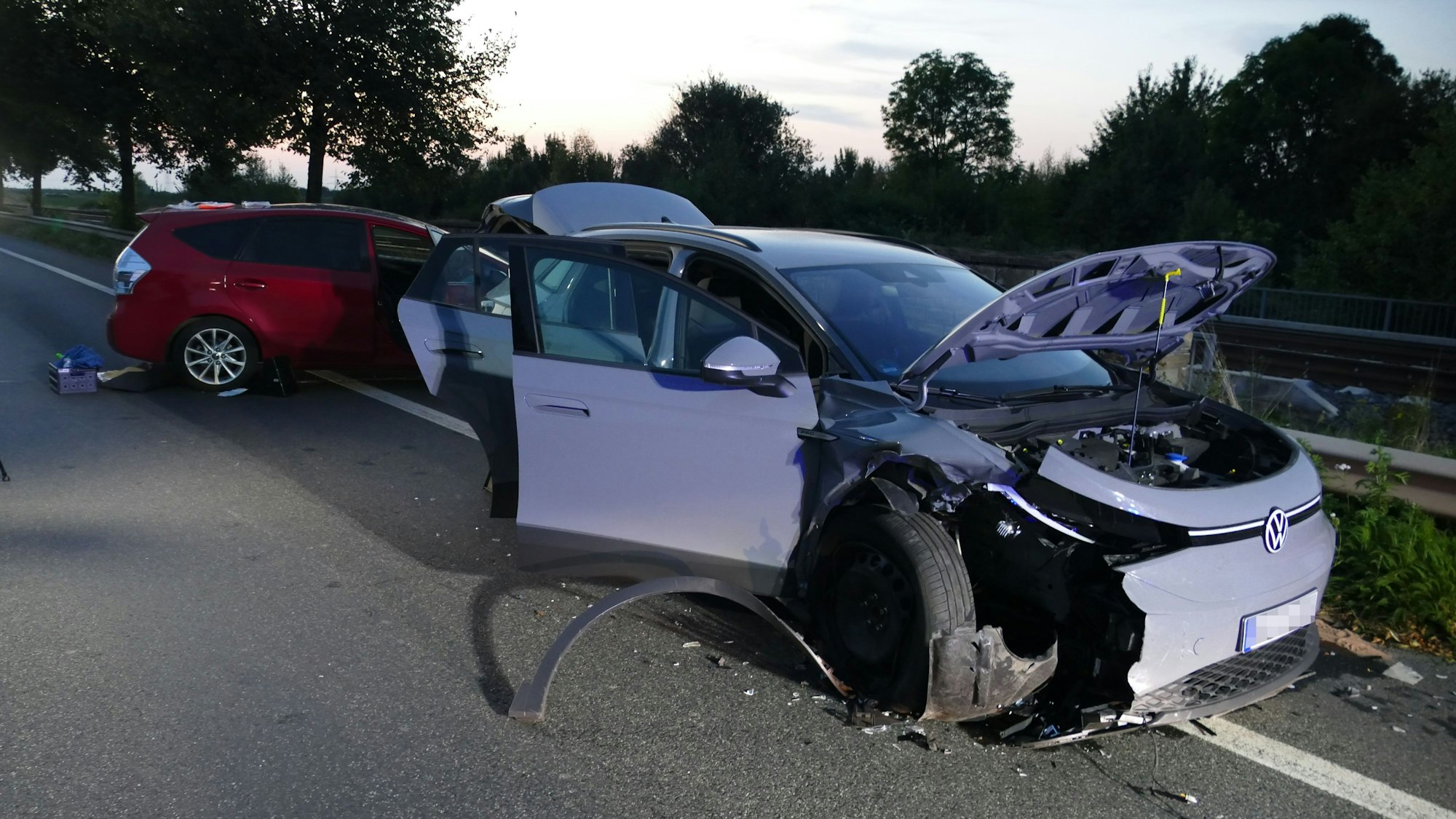 Zwei kaputte Autos stehen auf der Straße.