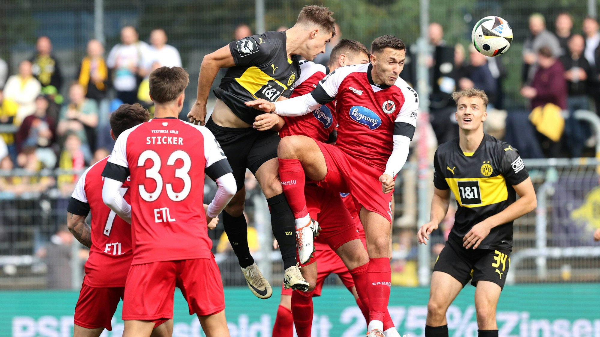 Samstag 19.10.2024, Saison 2023/24, 10. Spieltag der 3. Liga im Stadion Höhenberg Köln, FC Viktoria Köln - BVB II Borussia Dortmund, Jonah Benedict Sticker VIK, Franz Roggow BVB II erzielt das 1:0 für den BVB II, Kevin Pytlik VIK, v.l. *** Saturday 19 10 2024, Season 2023 24, 10 Matchday of the 3 Liga at Stadion Höhenberg Cologne, FC Viktoria Köln BVB II Borussia Dortmund, Jonah Benedict Sticker VIK , Franz Roggow BVB II scores the 1 0 for BVB II, Kevin Pytlik VIK , v l