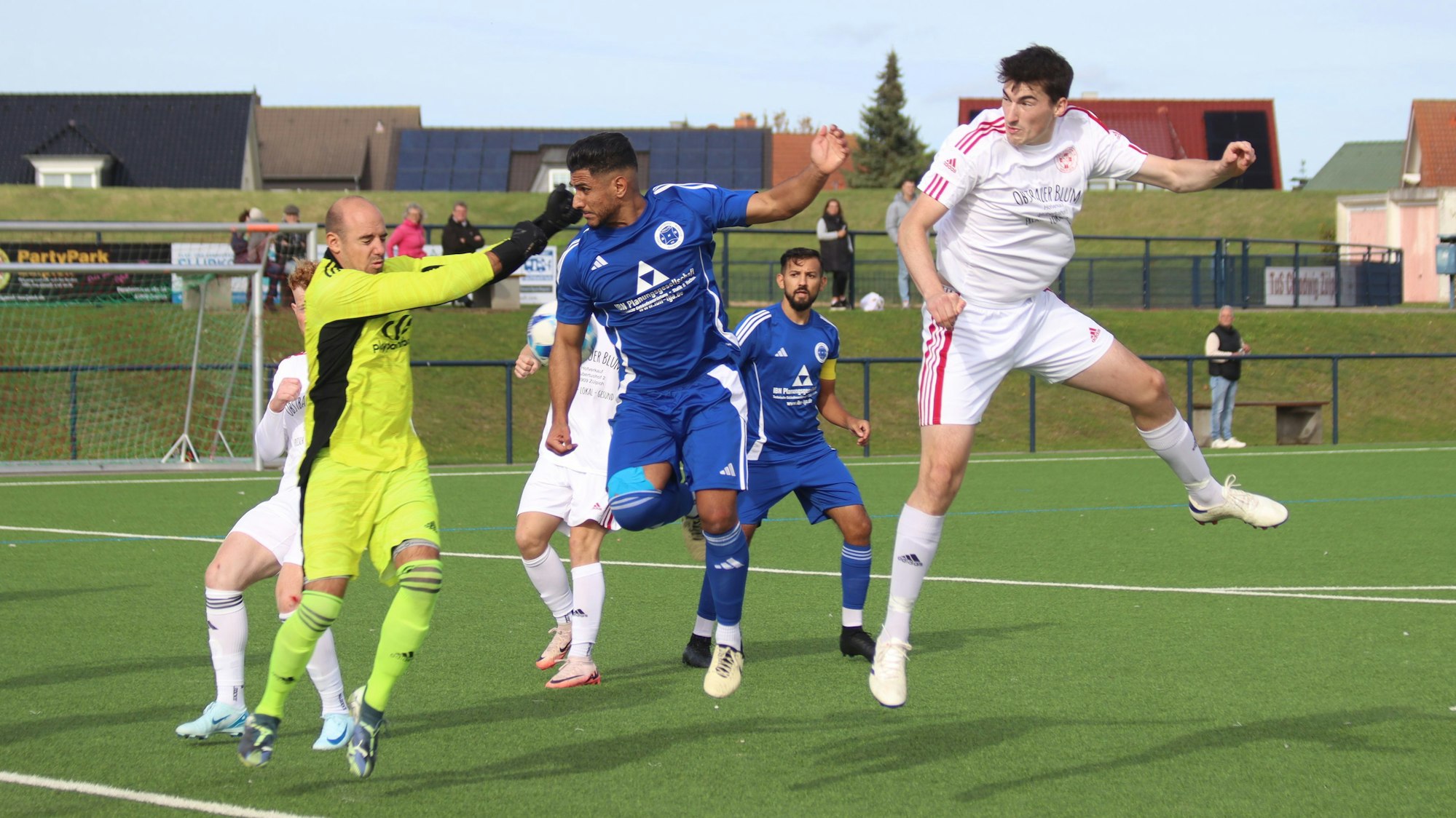 Alle Spieler fliegen nach einer Standartsituation am Ball vorbei.