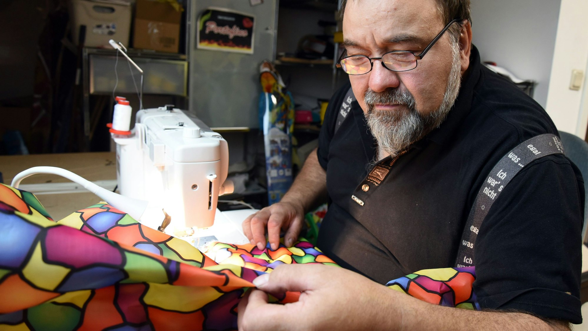 In der „Drachenhöhle“, seiner Werkstatt, stellt der Waldbröler Drachenbauer Michael Zähler echte Unikate her. Und er weiß, welcher Drache für jeden der richtige ist.