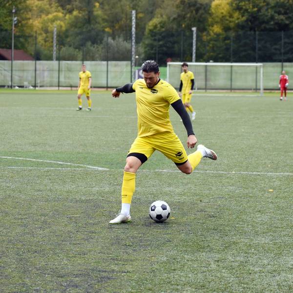 Ein Spieler von Eintracht Hohkeppel im Ballbesitz.