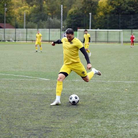 Ein Spieler von Eintracht Hohkeppel im Ballbesitz.