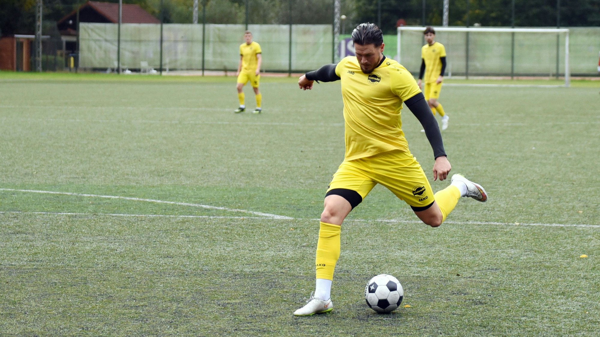 Ein Spieler von Eintracht Hohkeppel im Ballbesitz.