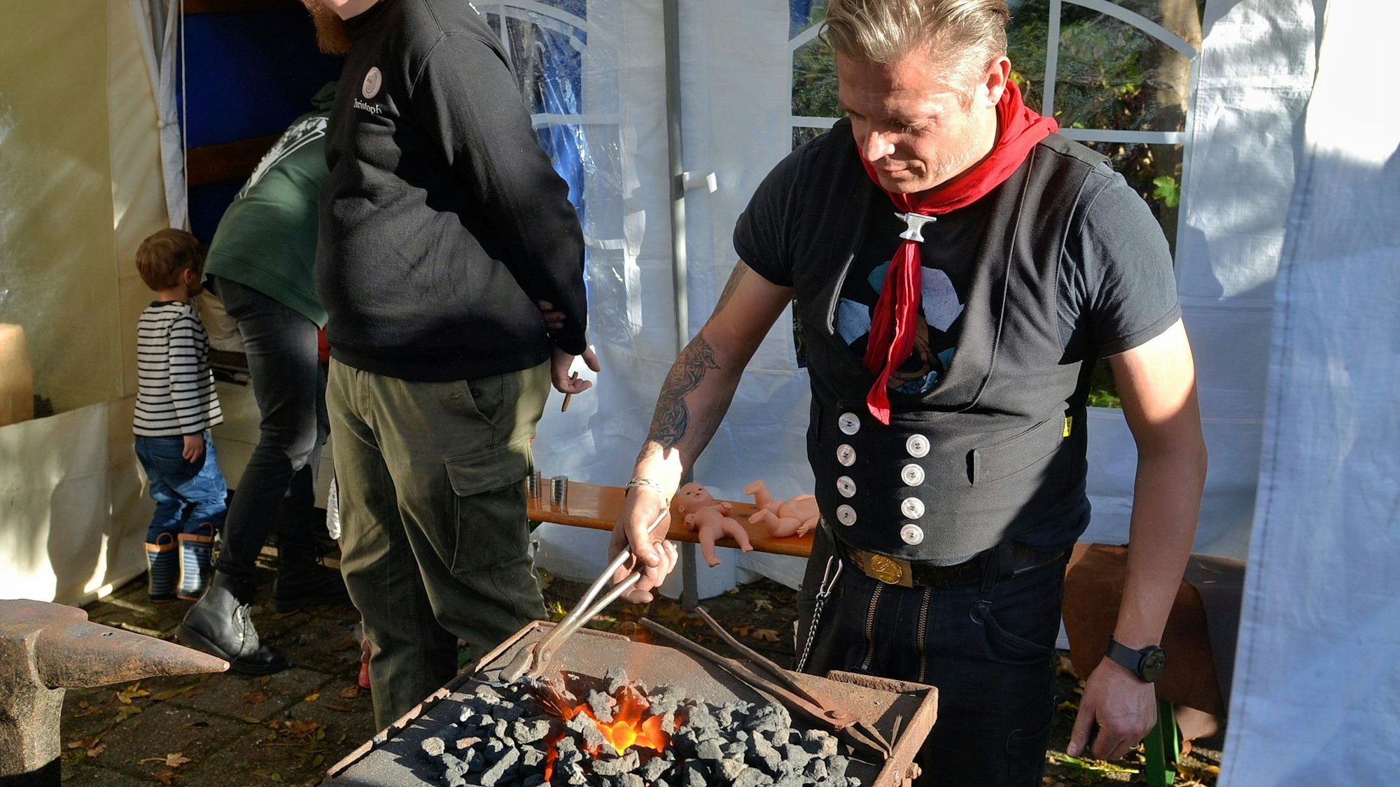 Schmiedemeister Patrick Wuwenbeck hat ein Eisen im Feuer.