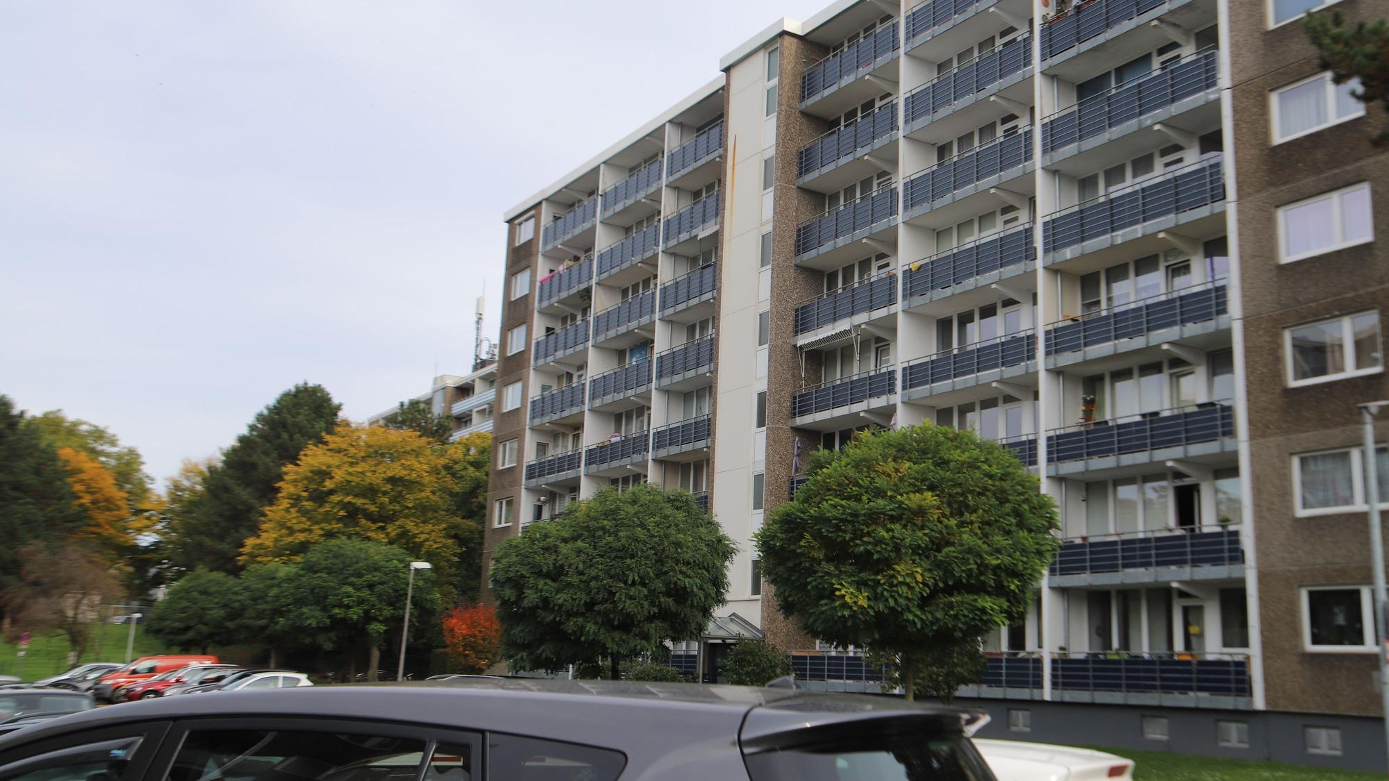 In einem Mehrfamilienhaus am Pappelweg ist die Wohnung eines Zeugen nach einem Terrorverdacht gegen seinen Neffen durchsucht worden.