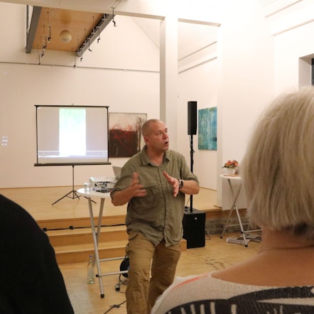 Der Lindlarer Wolfsexperte Dietmar Birkhahn widmete sich in Nümbrecht dem Wildtier und den Diskussionen um den Wolf. Anlass war ein Themenabend in der Reihe „Nümbrecht im Lesefieber“.