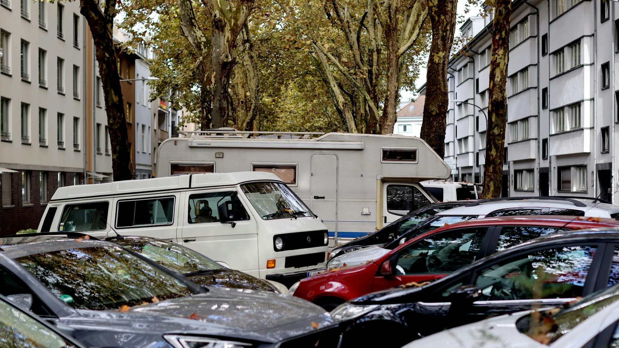 Ein Wohnmobil auf der Vorgebirgsstraße.