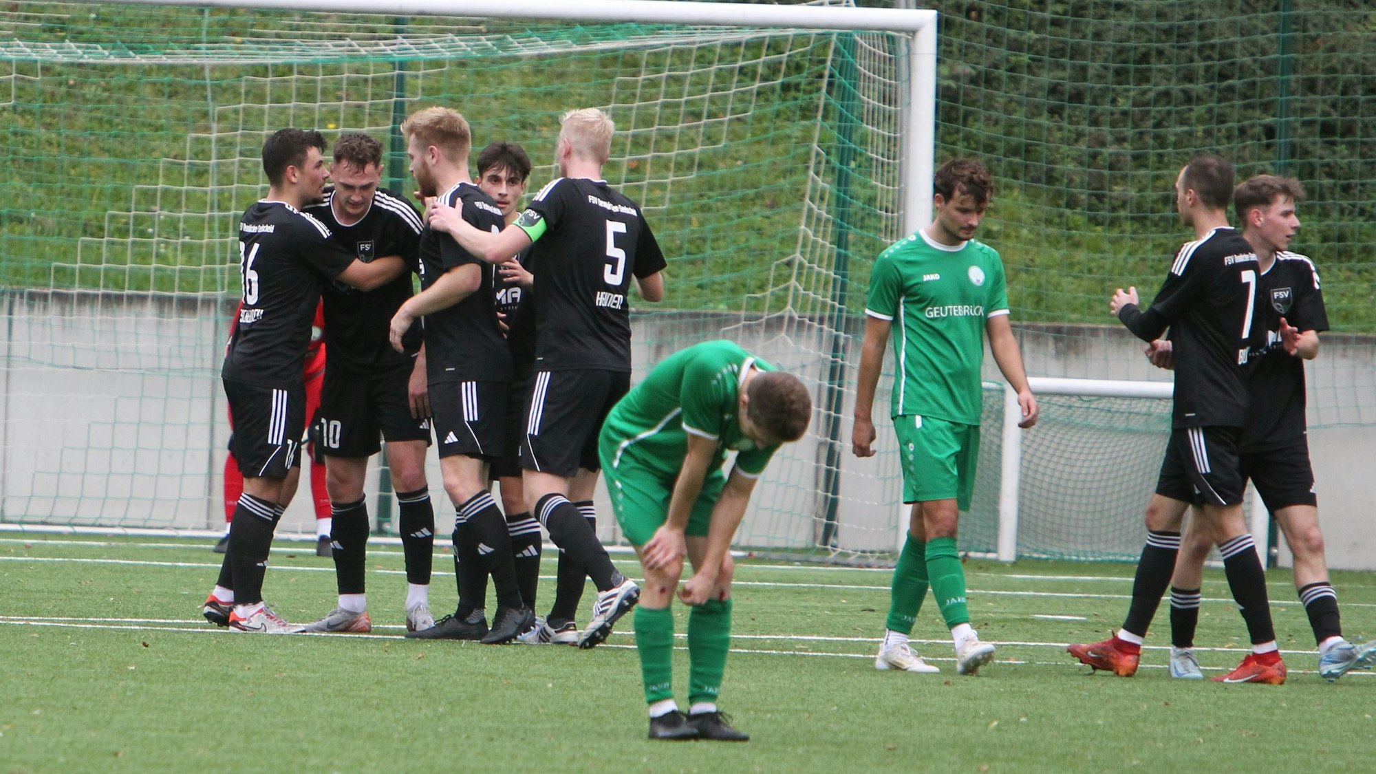 Marc Schneider (Zweiter von links) hat soeben das 1:1 per Kopf erzielt.