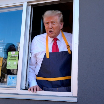 Donald Trump, Präsidentschaftskandidat der Republikaner und ehemaliger US-Präsident, spricht während eines Wahlkampfstopps bei McDonald's aus einem Drive-Thru-Fenster.