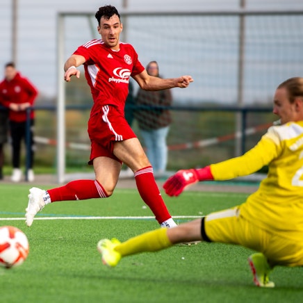 Luca Ohrem schiebt den Ball am Torwart vorbei, der nur noch hinterherschaut. Ohrem zeigt dem Leder an, wo es hinrollen soll.