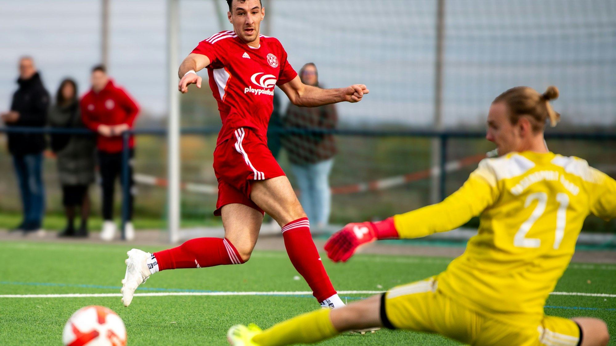 Luca Ohrem schiebt den Ball am Torwart vorbei, der nur noch hinterherschaut. Ohrem zeigt dem Leder an, wo es hinrollen soll.