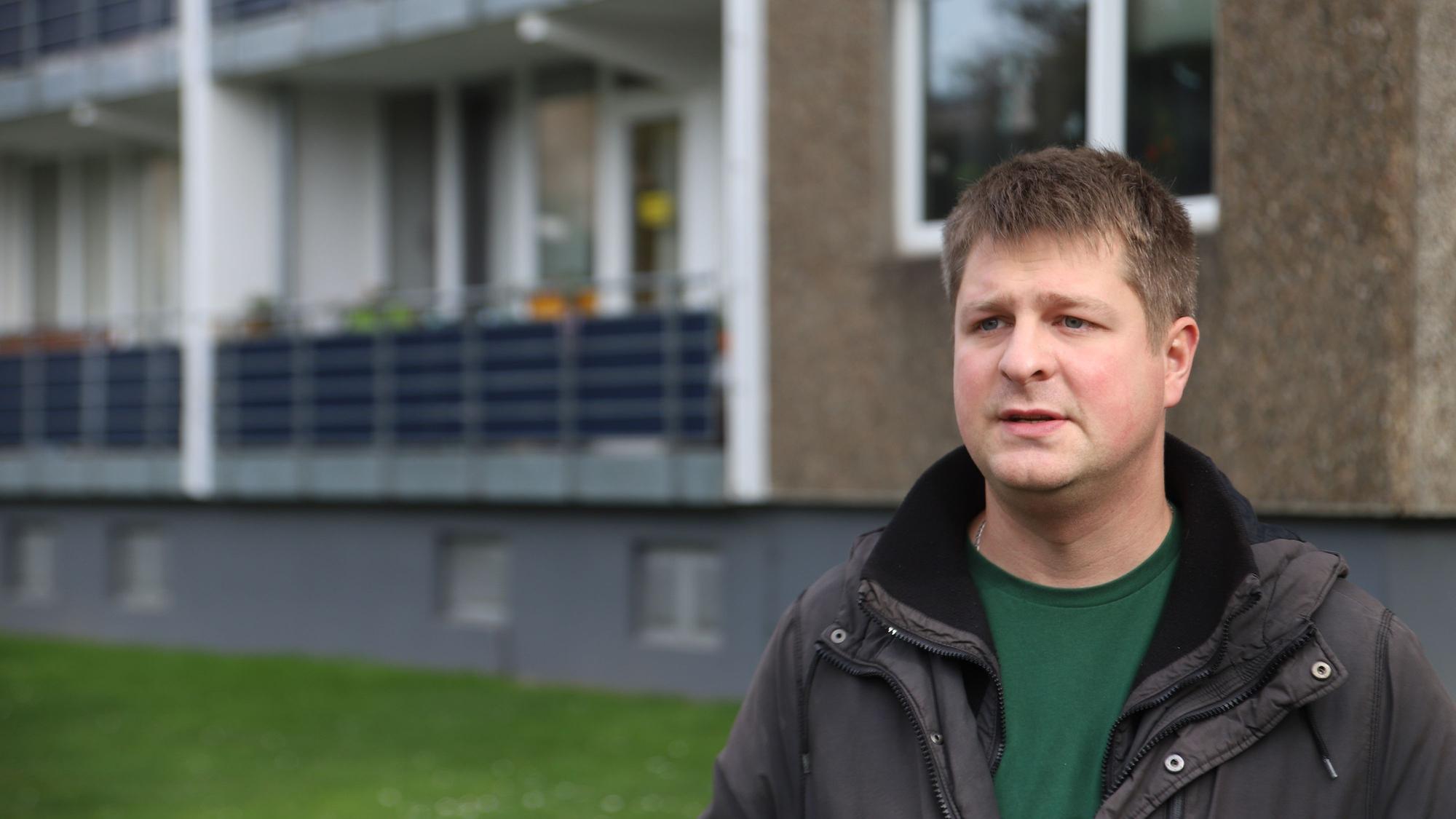 In einem Mehrfamilienhaus am Pappelweg ist die Wohnung eines Zeugen nach einem Terrorverdacht gegen seinen Neffen durchsucht worden. Hermann Mantler, Zeuge und Bewohner des Hauses.