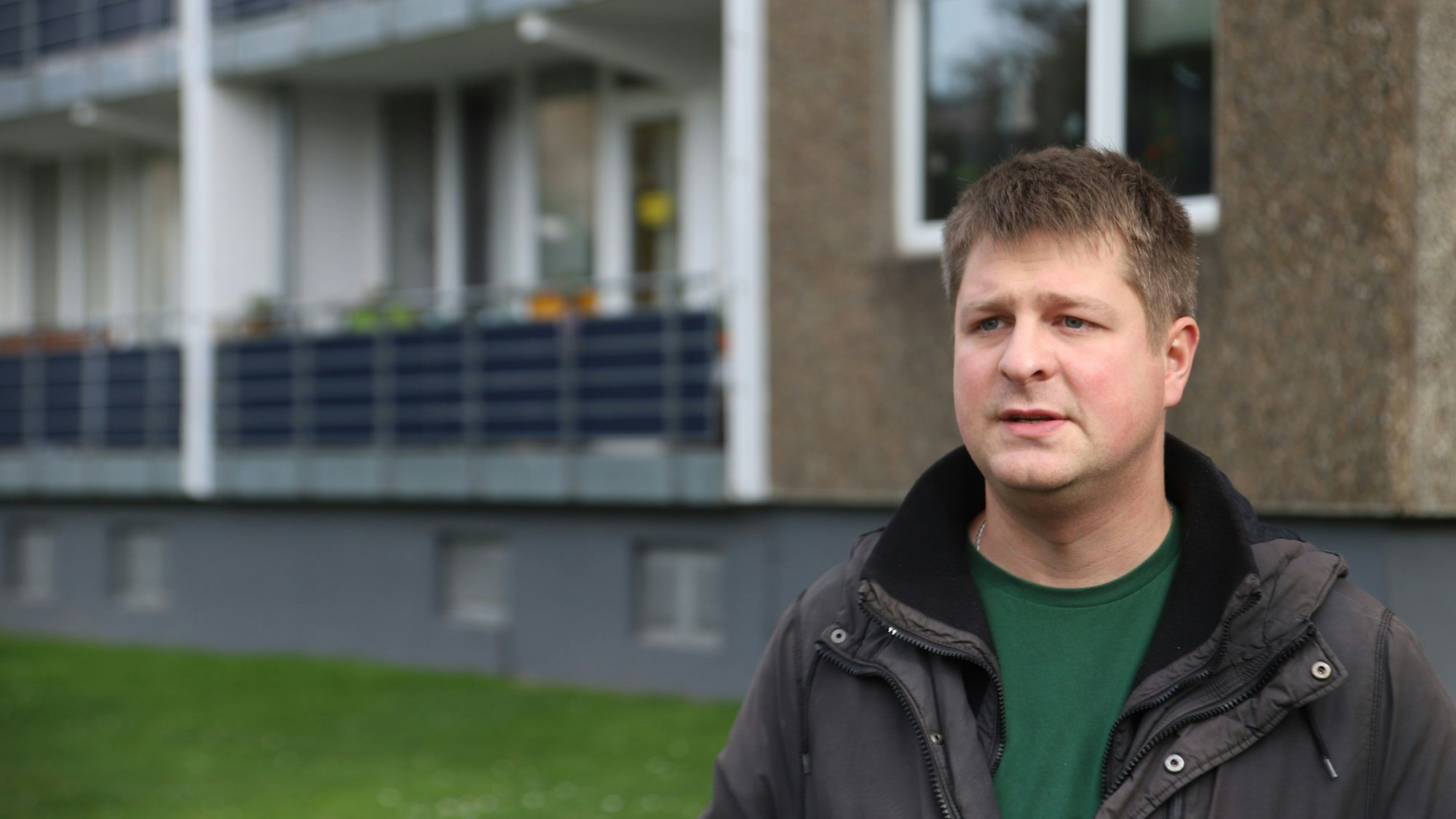 In einem Mehrfamilienhaus am Pappelweg ist die Wohnung eines Zeugen nach einem Terrorverdacht gegen seinen Neffen durchsucht worden. Hermann Mantler, Zeuge und Bewohner des Hauses.