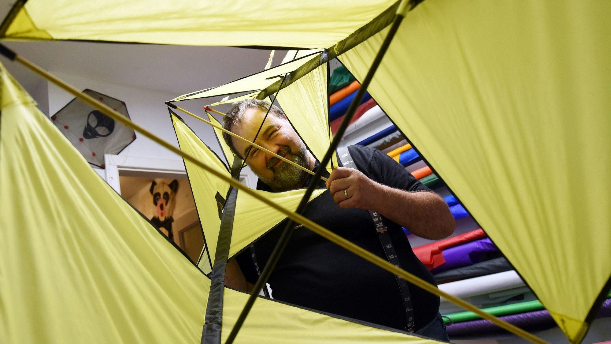 Michael Zähler aus Waldbröl hat in Sachen Drachen den Durchblick: Hier schaut der 57-Jährige durch seinen „99er“, ein besonders großes und sehr komplexes Fluggerät.