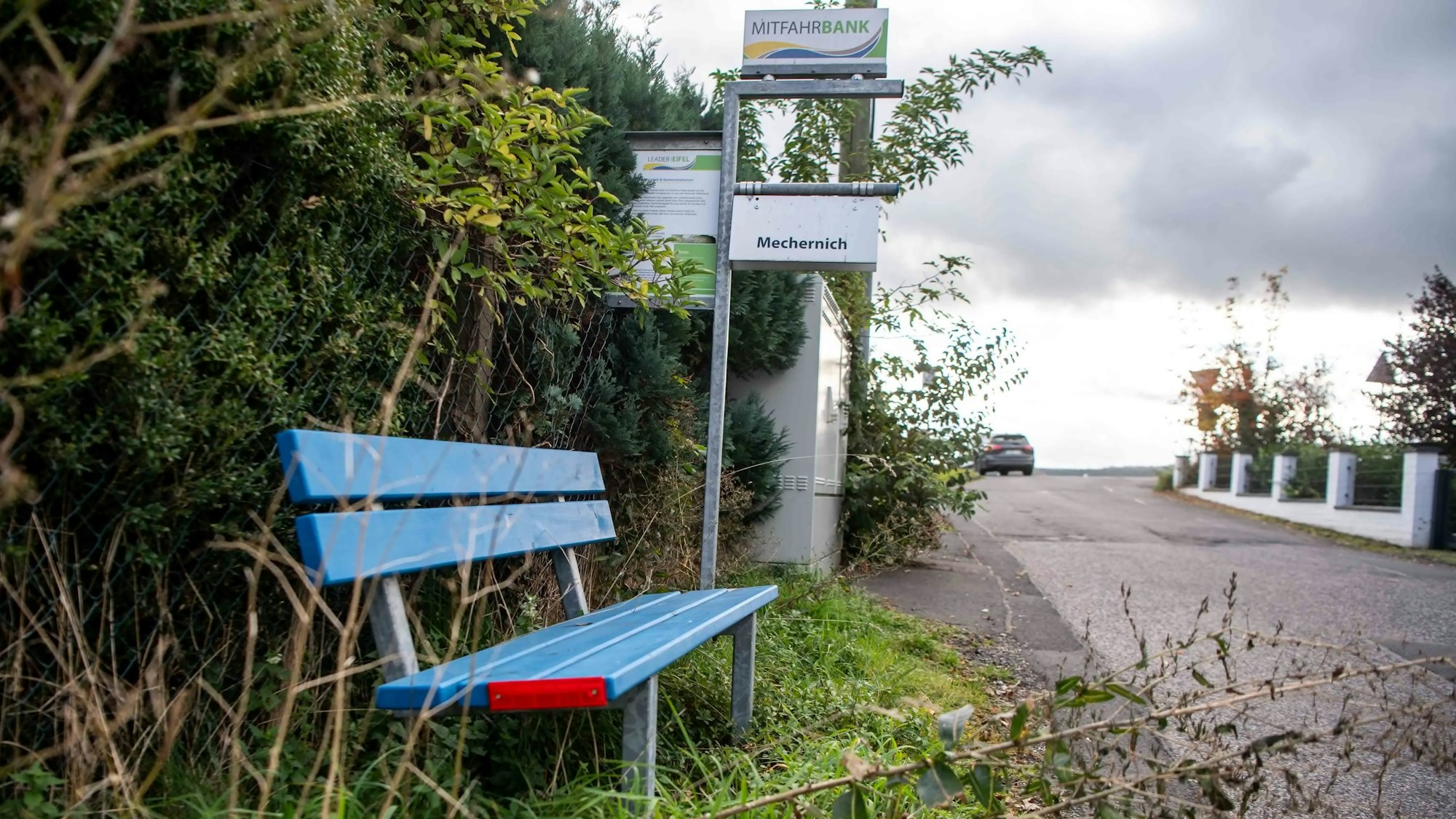 Die Mitfahrbank in Kalkar sieht aus, als würde sie nicht häufig genutzt.