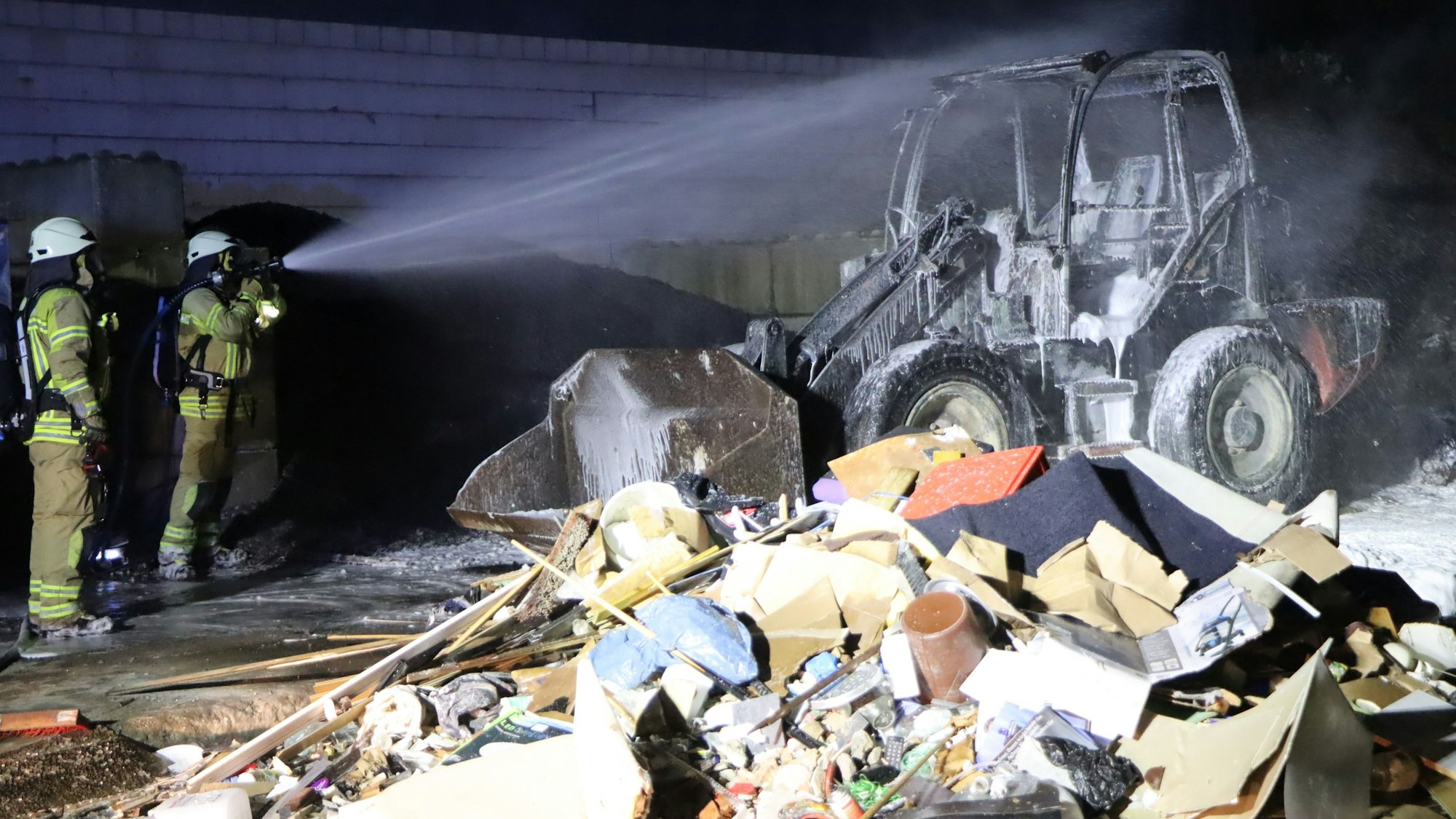 Der Bagger brannte komplett aus – Feuerwehrleute löschten ihn.