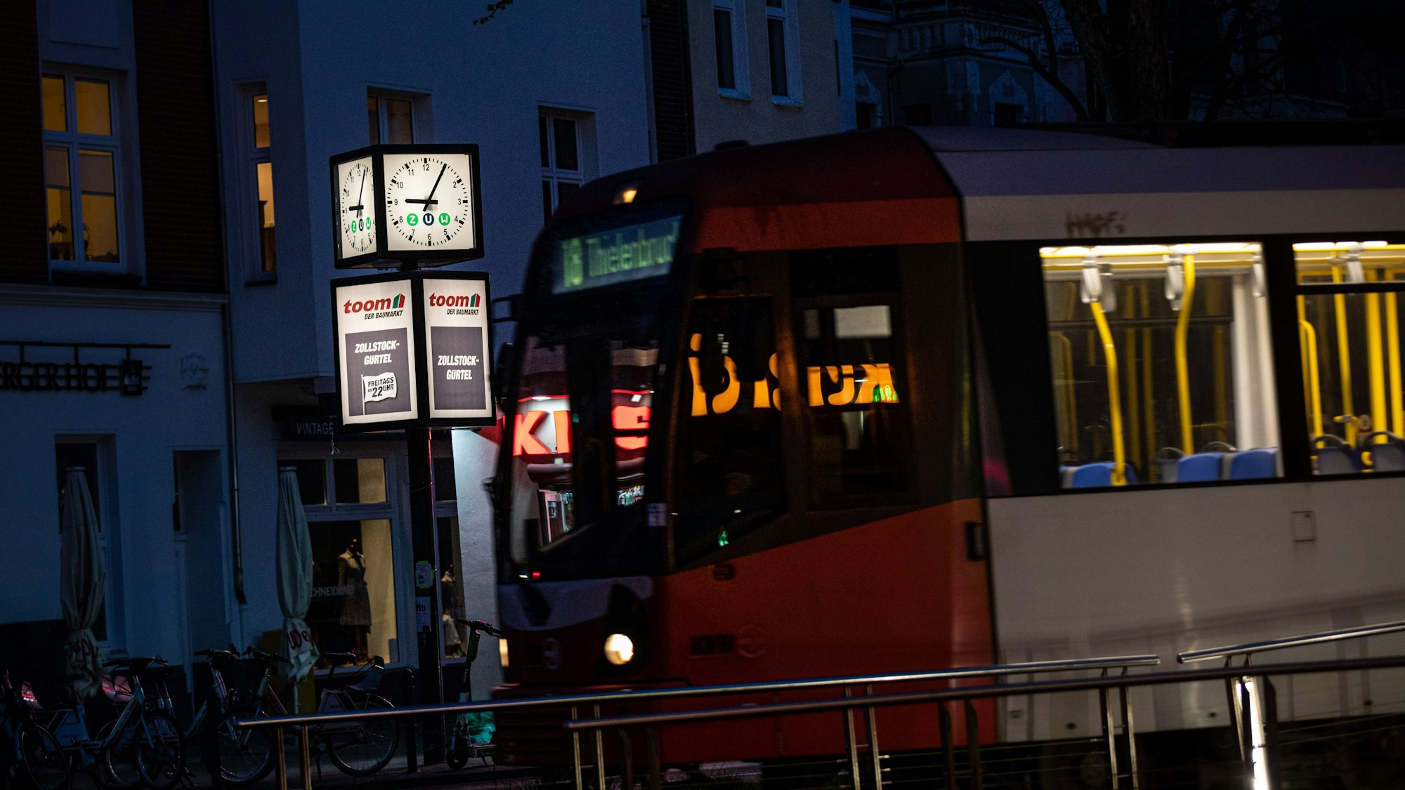 Eine Stadtbahn der KVB fährt abends durch Köln (Symbolbild)