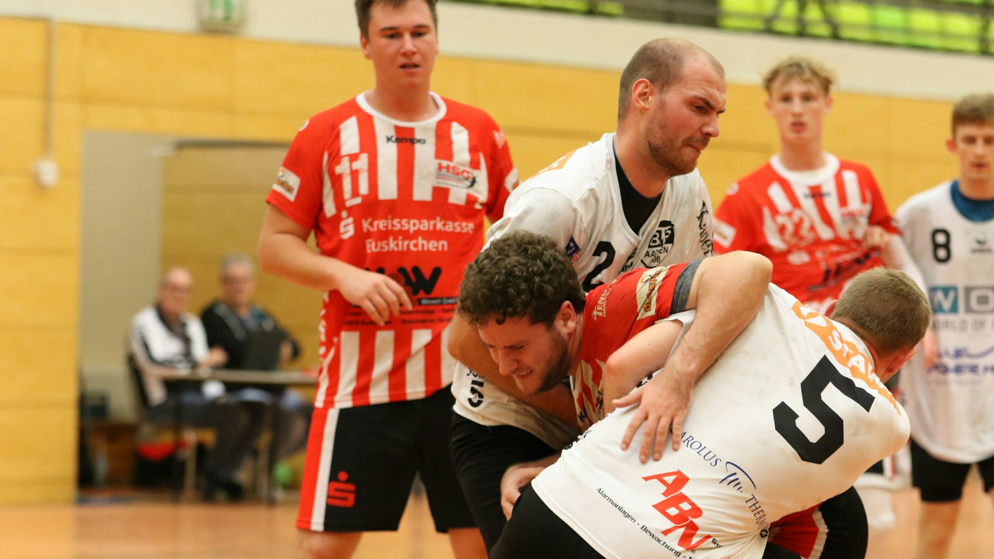 Ein Handballer versucht, sich gegen zwei Gegner durchzusetzen, die ihn aber in die Zange nehmen.