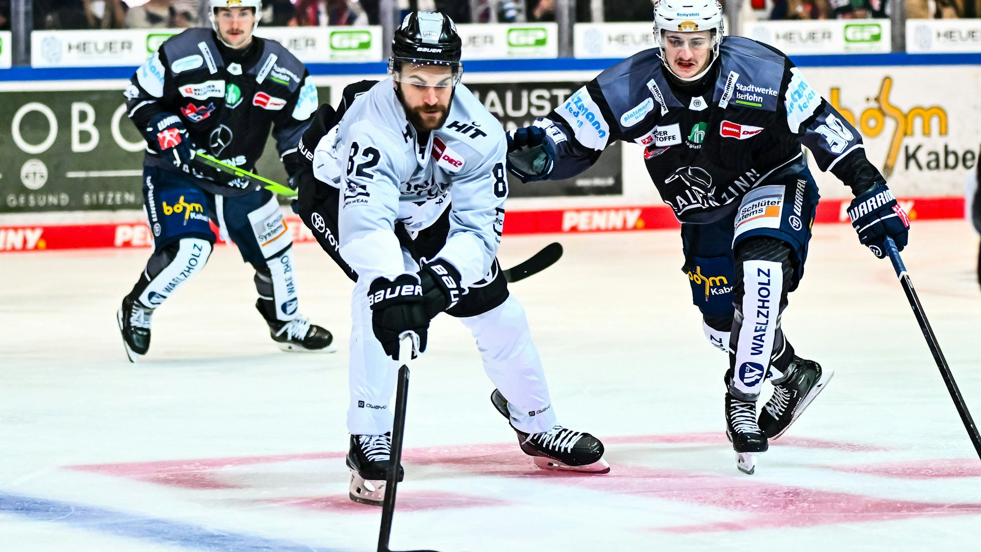 Auch Haie-Topscorer Alexandre Grenier (l.) hatte in Iserlohn einen schweren Stand.