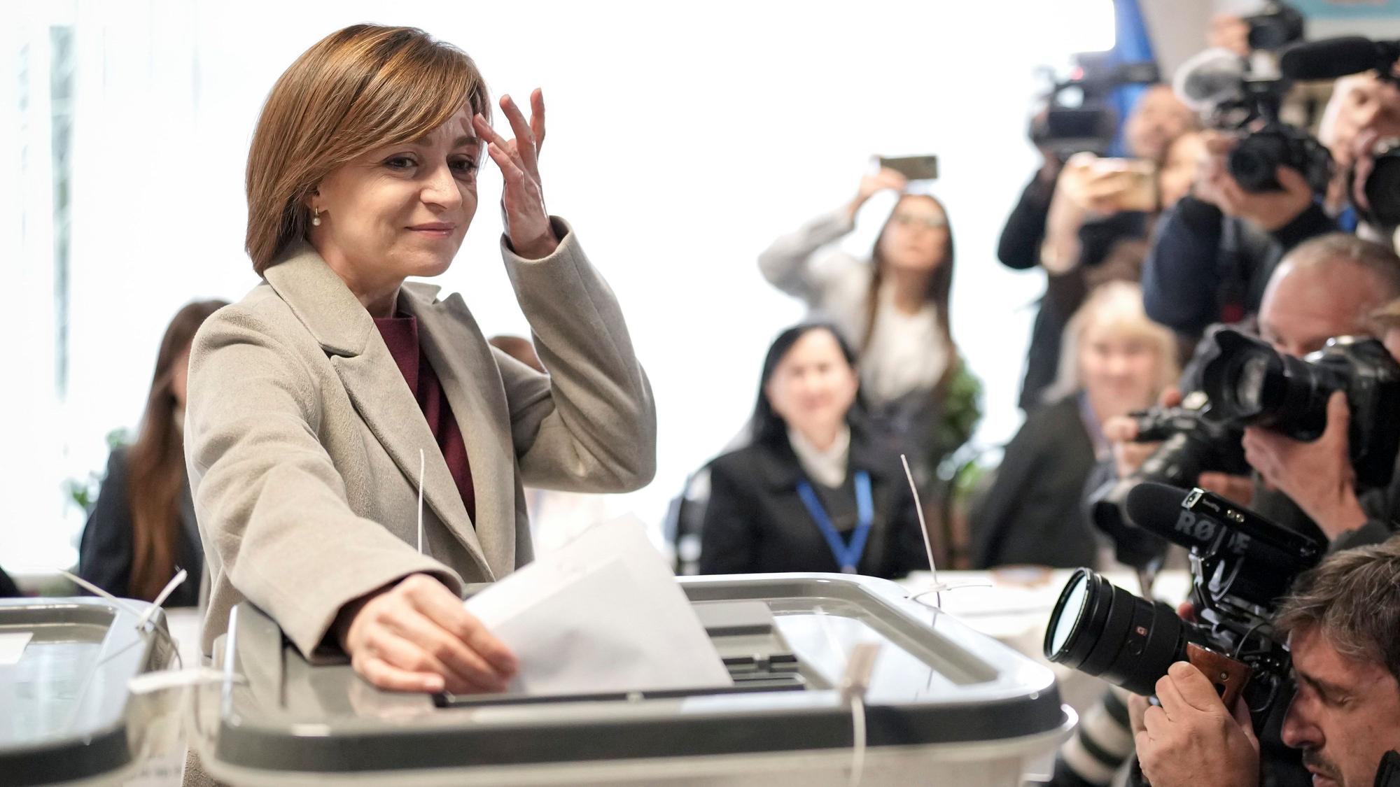Die moldawische Präsidentin Maia Sandu bereitet sich auf die Stimmabgabe vor.