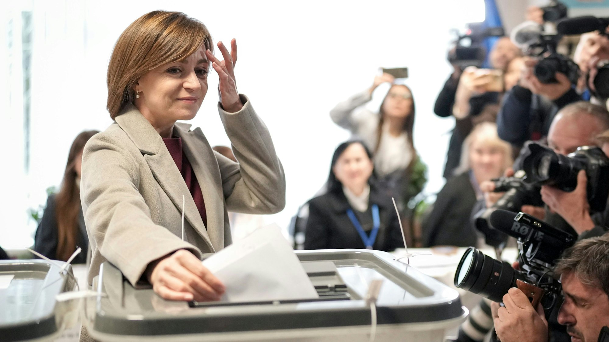 Die moldawische Präsidentin Maia Sandu bereitet sich auf die Stimmabgabe vor.