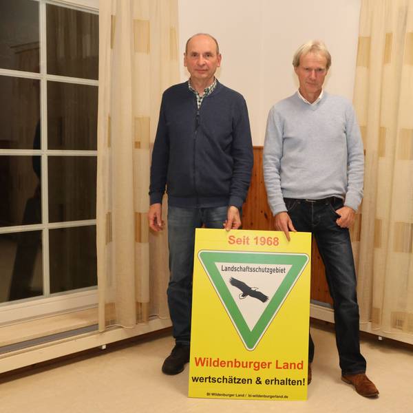 Horst Braun (links) und Christoph Gehrke von der Bürgerinitiative Wildburger Land informierten über den Stand der Dinge beim Bau von Windkraftanlagen in der Ortschaft Steeg. Unser Foto zeigt die beiden Männer mit einem Schild aus dem Landschaftsschutz.