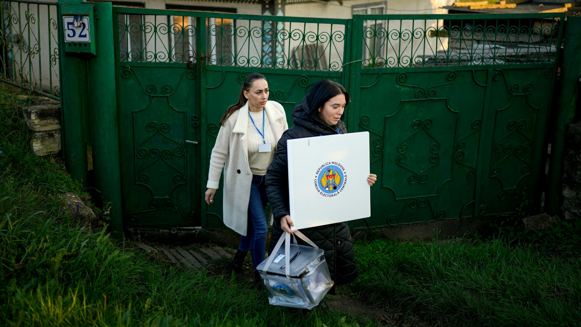 Wahlhelfer tragen eine mobile Wahlurne während der Präsidentschaftswahlen und eines Referendums darüber, ob der Weg des Landes zur Mitgliedschaft in der Europäischen Union in der Verfassung verankert werden soll.