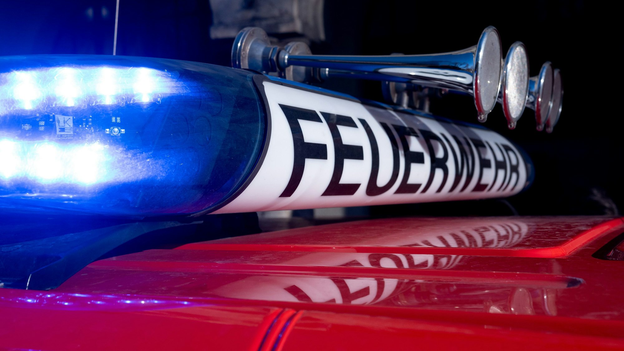 Ein Fahrzeug der Feuerwehr mit der Aufschrift Feuerwehr.