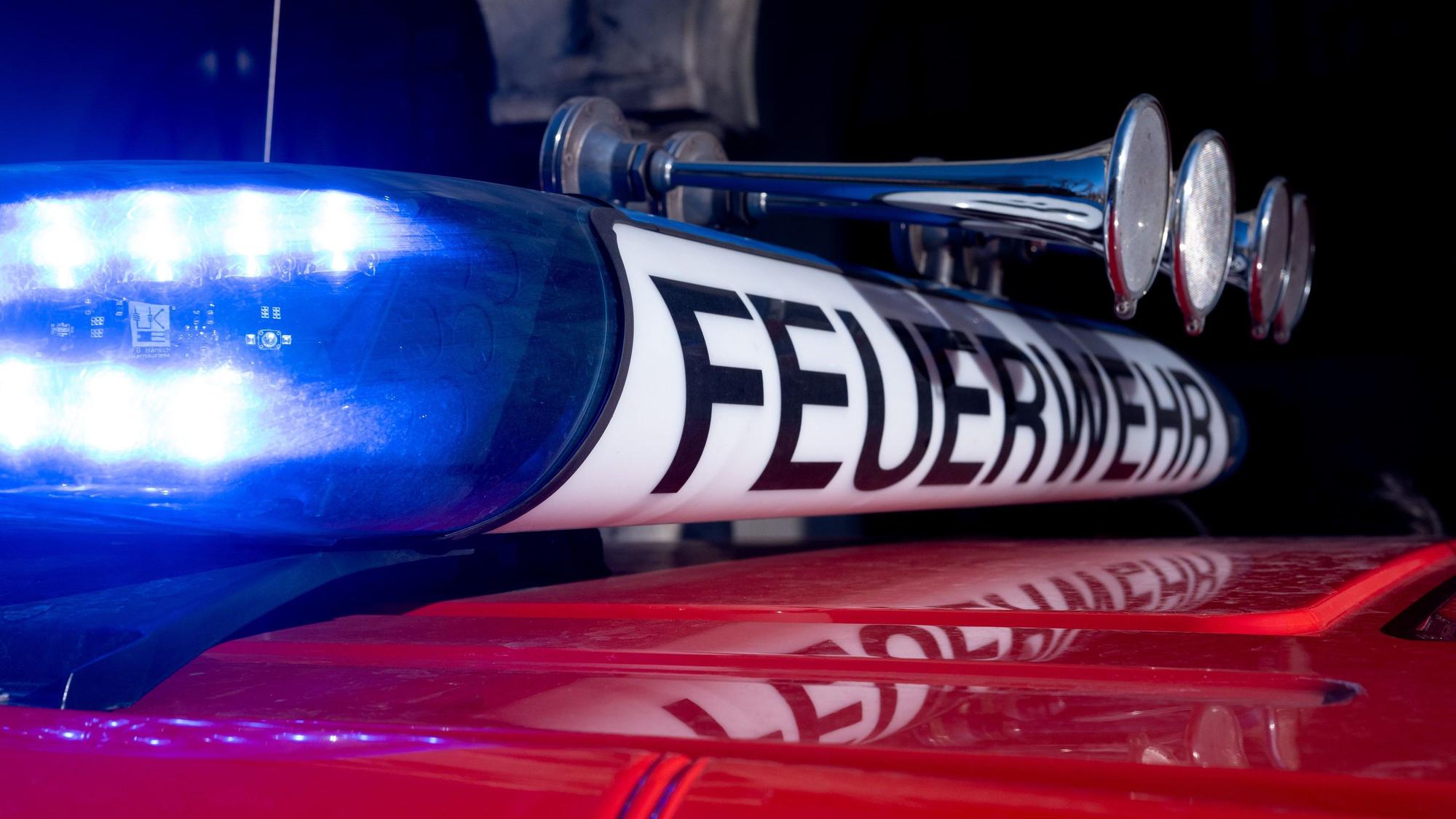 Ein Fahrzeug der Feuerwehr mit der Aufschrift „Feuerwehr“.