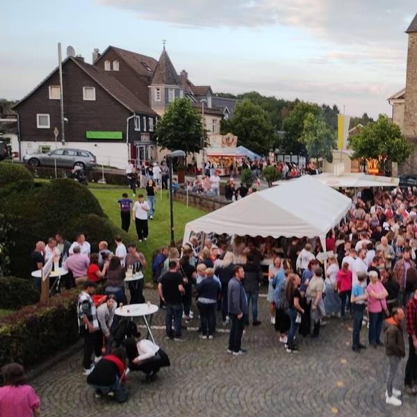 Trubel auf der Kürtener Kirmes im Oberdorf. Der Musikverein richtet das Ereignis immer im Juni aus.