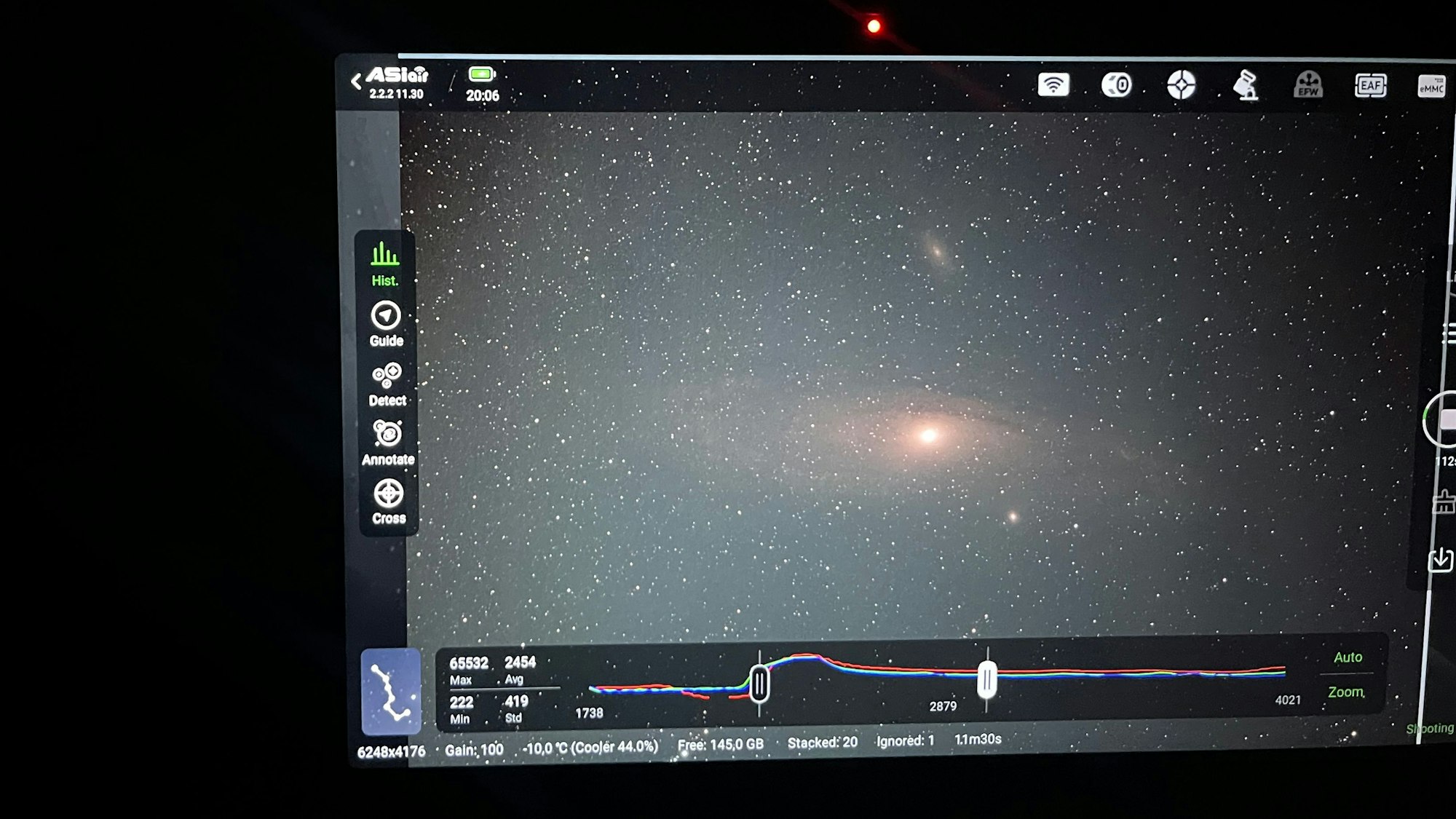 Auf einem Monitor ist der Andromeda-Nebel auszumachen.