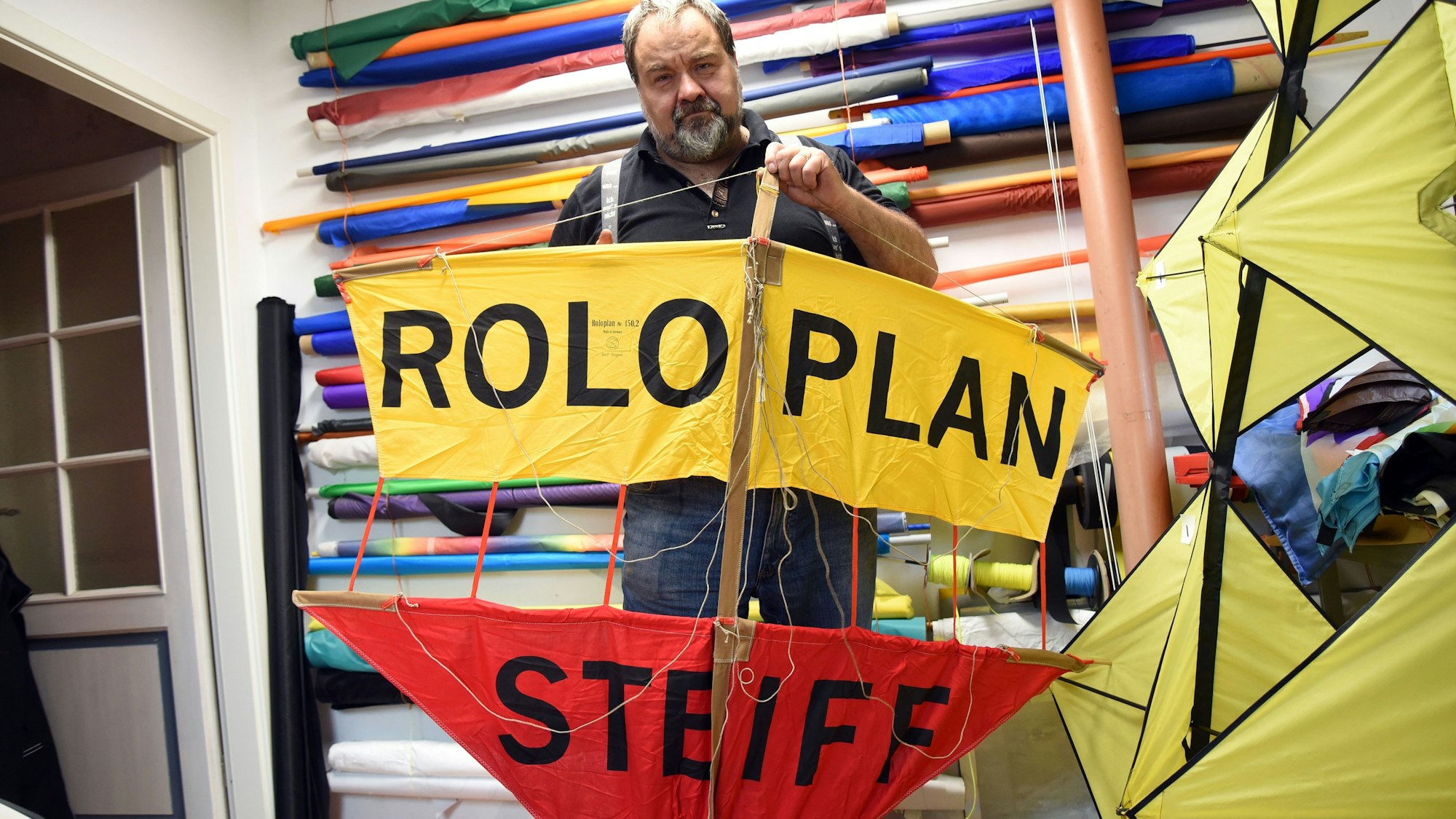 Michael Zähler sammelt zudem Drachen aller Art. Hier zeigt er den Nachbau eines Drachens auf der Werkstatt von Steiff, anno 1909. Der deutsche Spielzeug- und Kuscheltierhersteller hält unzählige Patente auf Fluggeräte dieser Art.