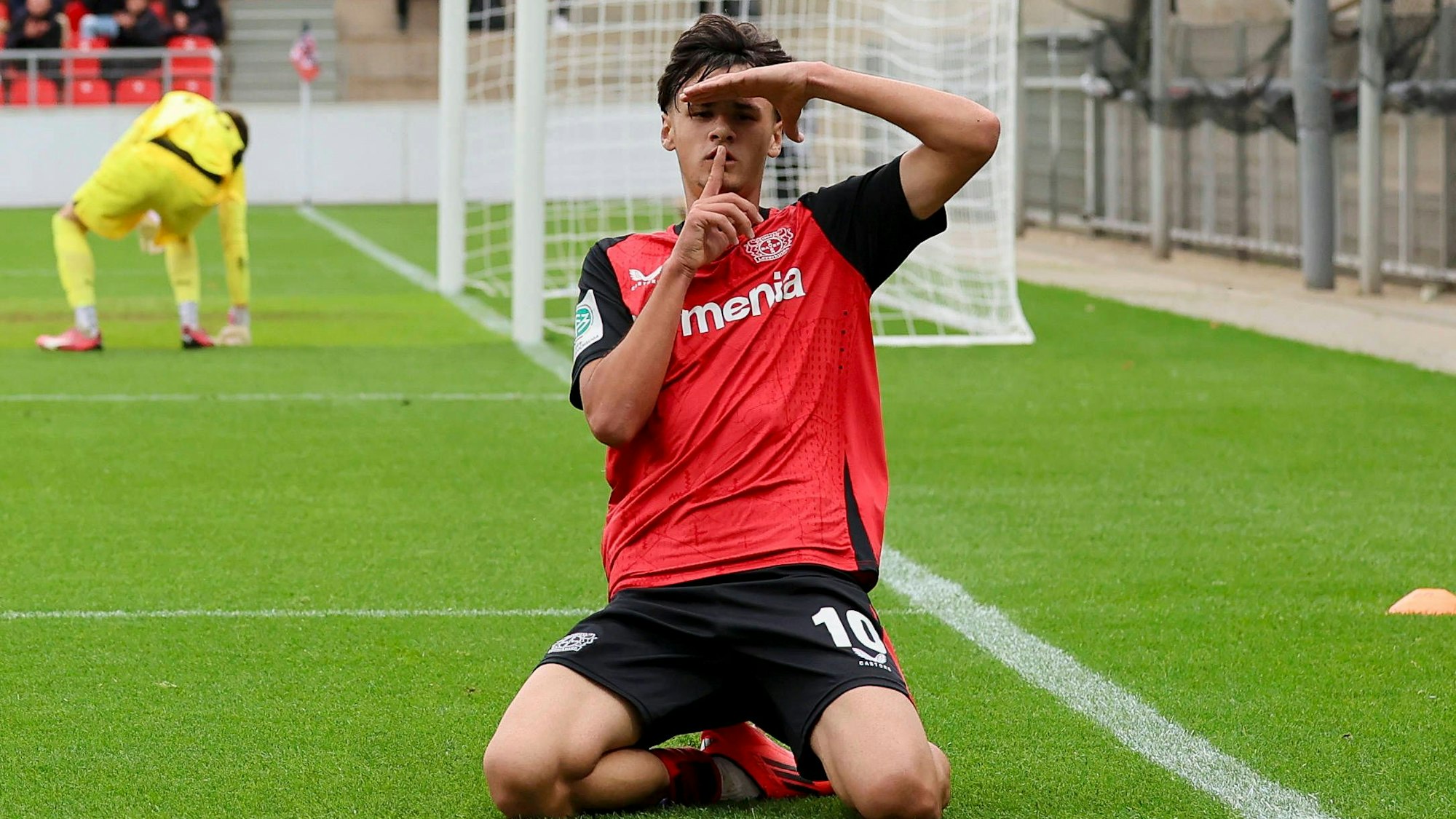 Kerim Alajbegovic Bayer 04 Leverkusen bejubelt seinen Treffer zum 2:0, UEFA Youth League 2024/25 League Phase MD2, Bayer 04 Leverkusen v AC Milan, Ulrich-Haberland-Stadion am 05. October 2024 in Leverkusen, Deutschland. Foto von Marco Steinbrenner/DeFodi Images Kerim Alajbegovic Bayer 04 Leverkusen celebrates after scoring his teams second goal, UEFA Youth League 2024/25 League Phase MD2, Bayer 04 Leverkusen v AC Milan, Ulrich-Haberland-Stadion, October 5, 2024 in Leverkusen, Germany. Photo by Marco Steinbrenner/DeFodi Images Defodi-700_lev_milan_u19_20241001_169 *** Kerim Alajbegovic Bayer 04 Leverkusen celebrates scoring his teams second goal, UEFA Youth League 2024 25 League Phase MD2, Bayer 04 Leverkusen v AC Milan, Ulrich Haberland Stadion, October 5, 2024 in Leverkusen, Germany Photo by Marco Steinbrenner DeFodi Images Kerim Alajbegovic Bayer 04 Leverkusen celebrates after scoring his teams second goal, UEFA Youth League 2024 25 League Phase MD2, Bayer 04 Leverkusen v AC Milan, Ulrich Haberland Stadion, October 5, 2024 in Leverkusen, Germany Photo by Marco Steinbrenner DeFodi Images Defodi 700 lev milan u19 20241001 169 Defodi-700