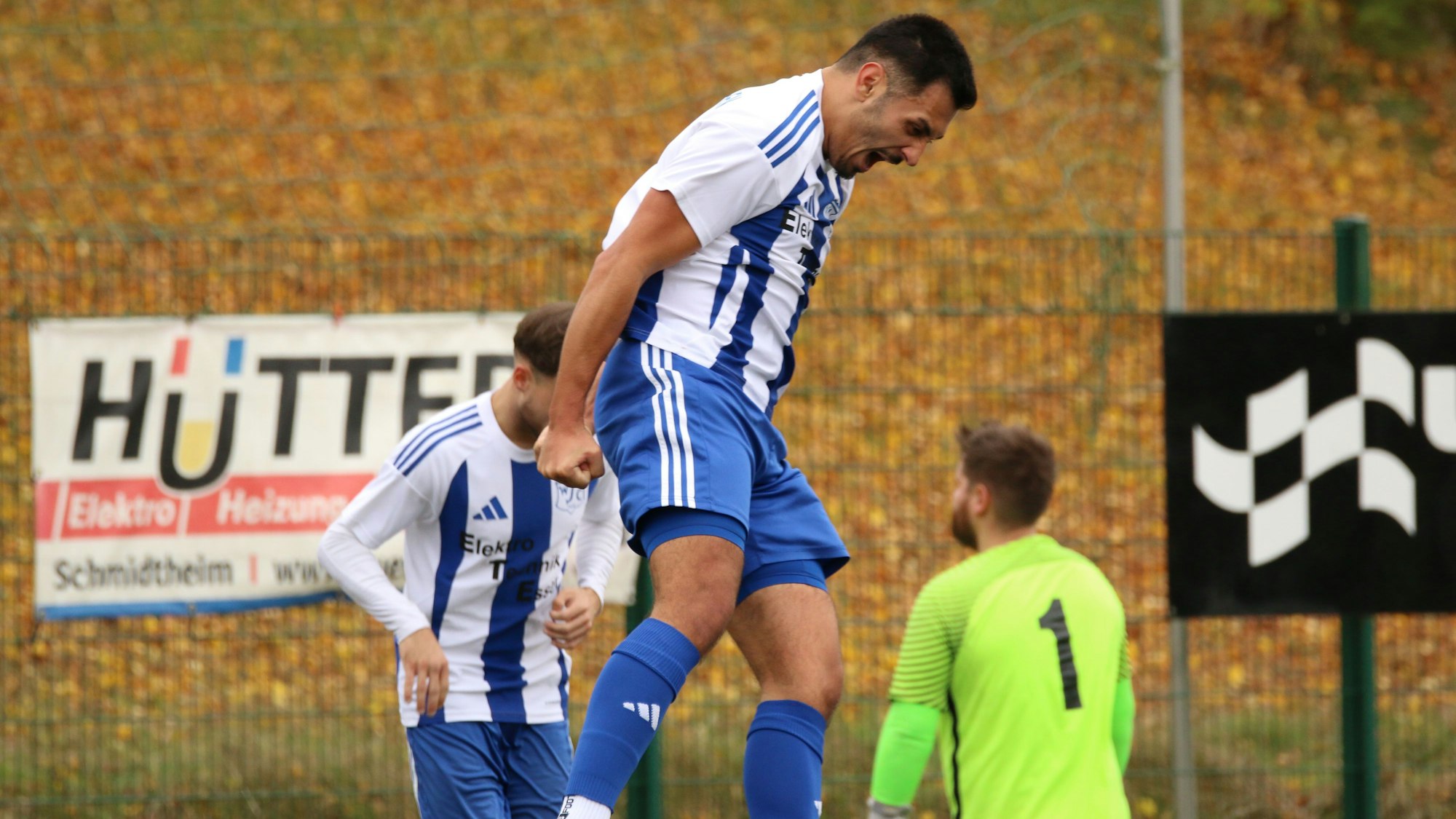 Nach seinem Tor springt ein Stürmer laut schreiend in die Luft.