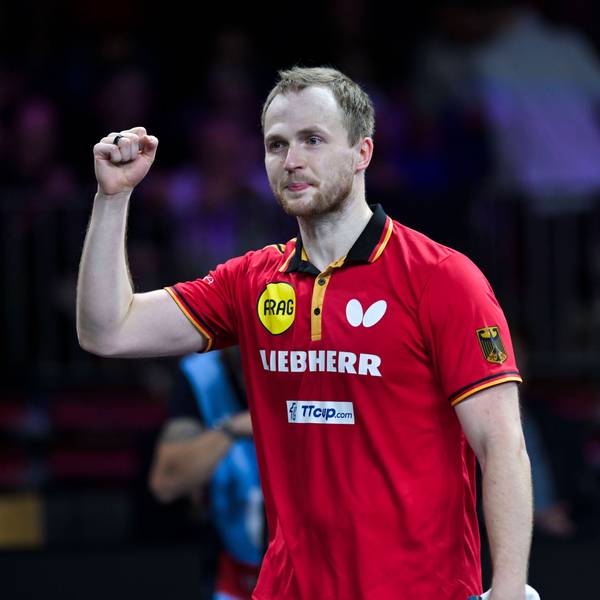 Tischtennis-Spieler Benedikt Duda reckt die Faust in die Höhe.