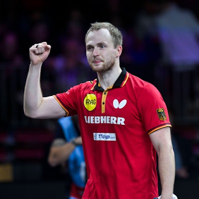 Tischtennis-Spieler Benedikt Duda reckt die Faust in die Höhe.